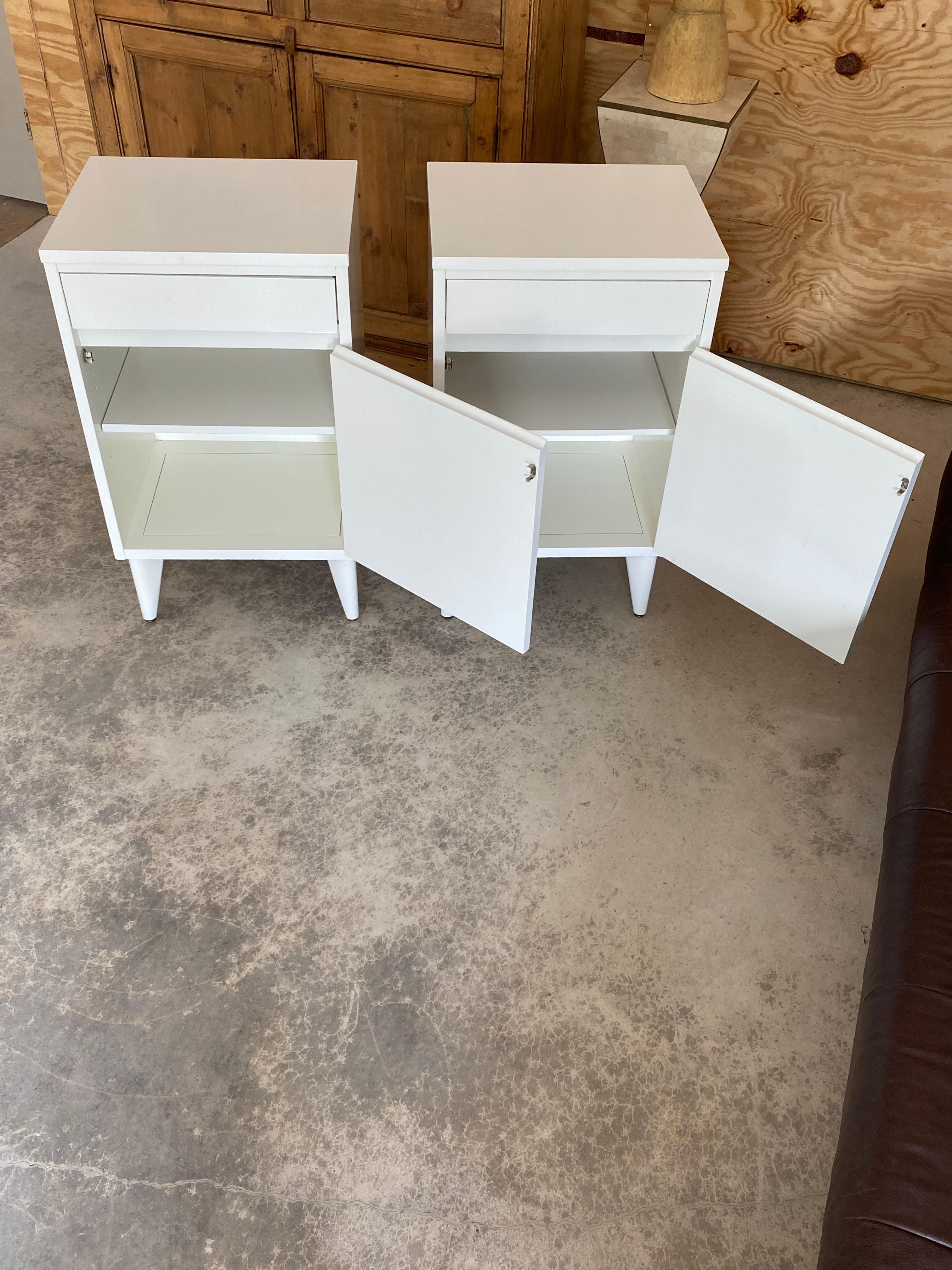 Peint The Moderns Paire de tables de chevet à cabinet blanc brillant en vente