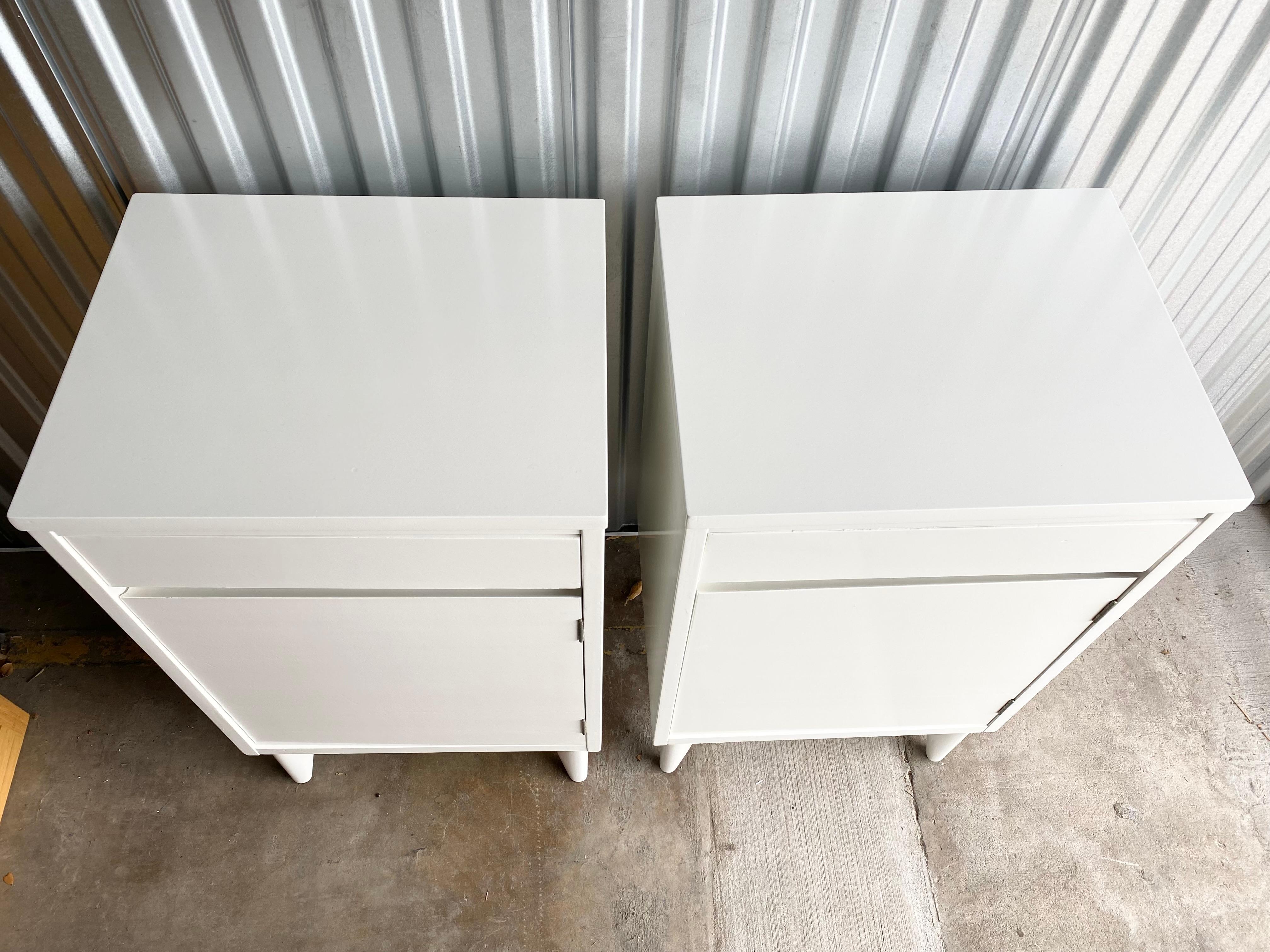 Midcentury Modern Pair of Glossy White Lab Cabinet Nachttische (Gemalt) im Angebot