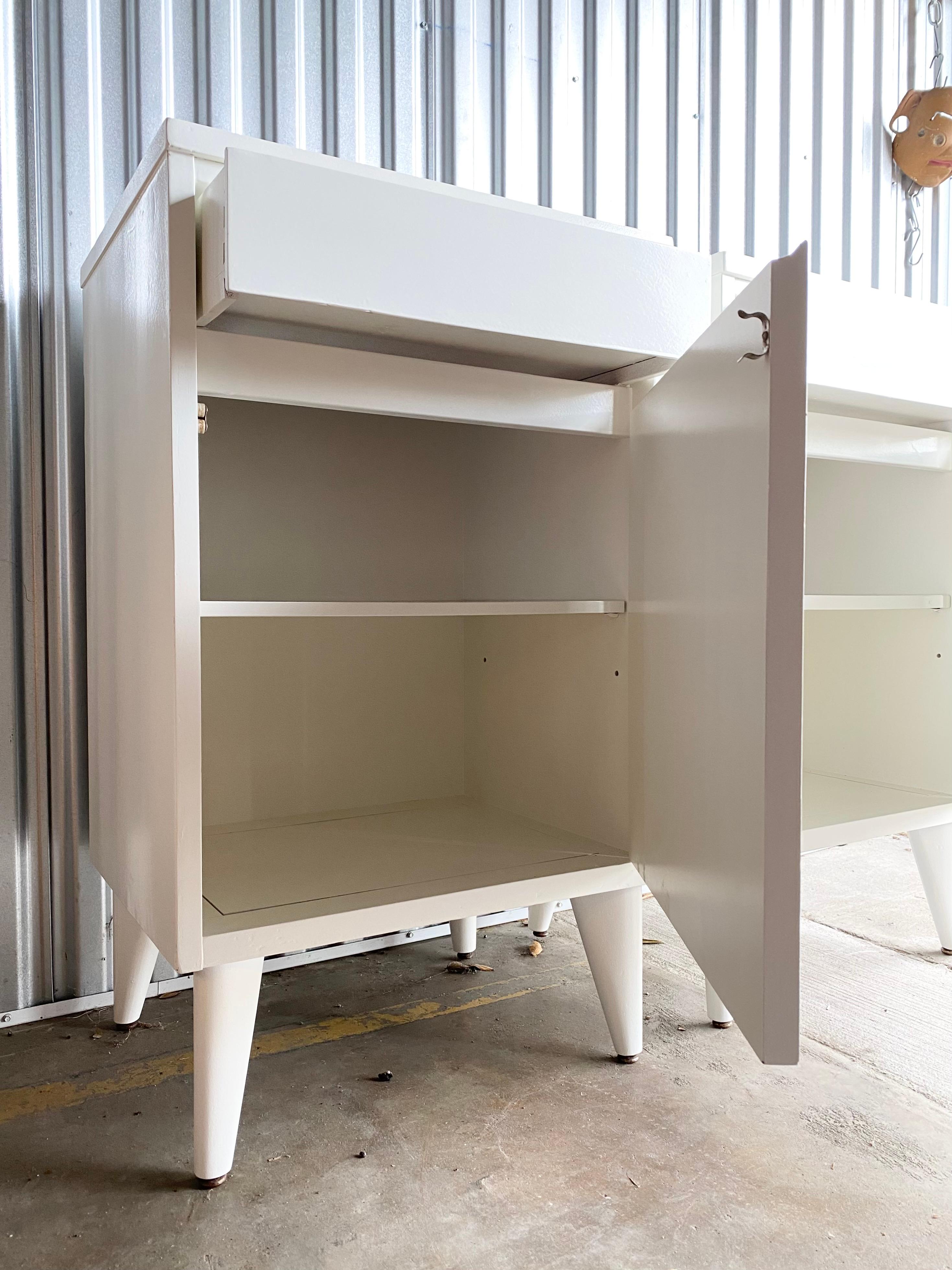 Midcentury Modern Pair of Glossy White Lab Cabinet Nachttische im Zustand „Gut“ im Angebot in Fort Collins, CO
