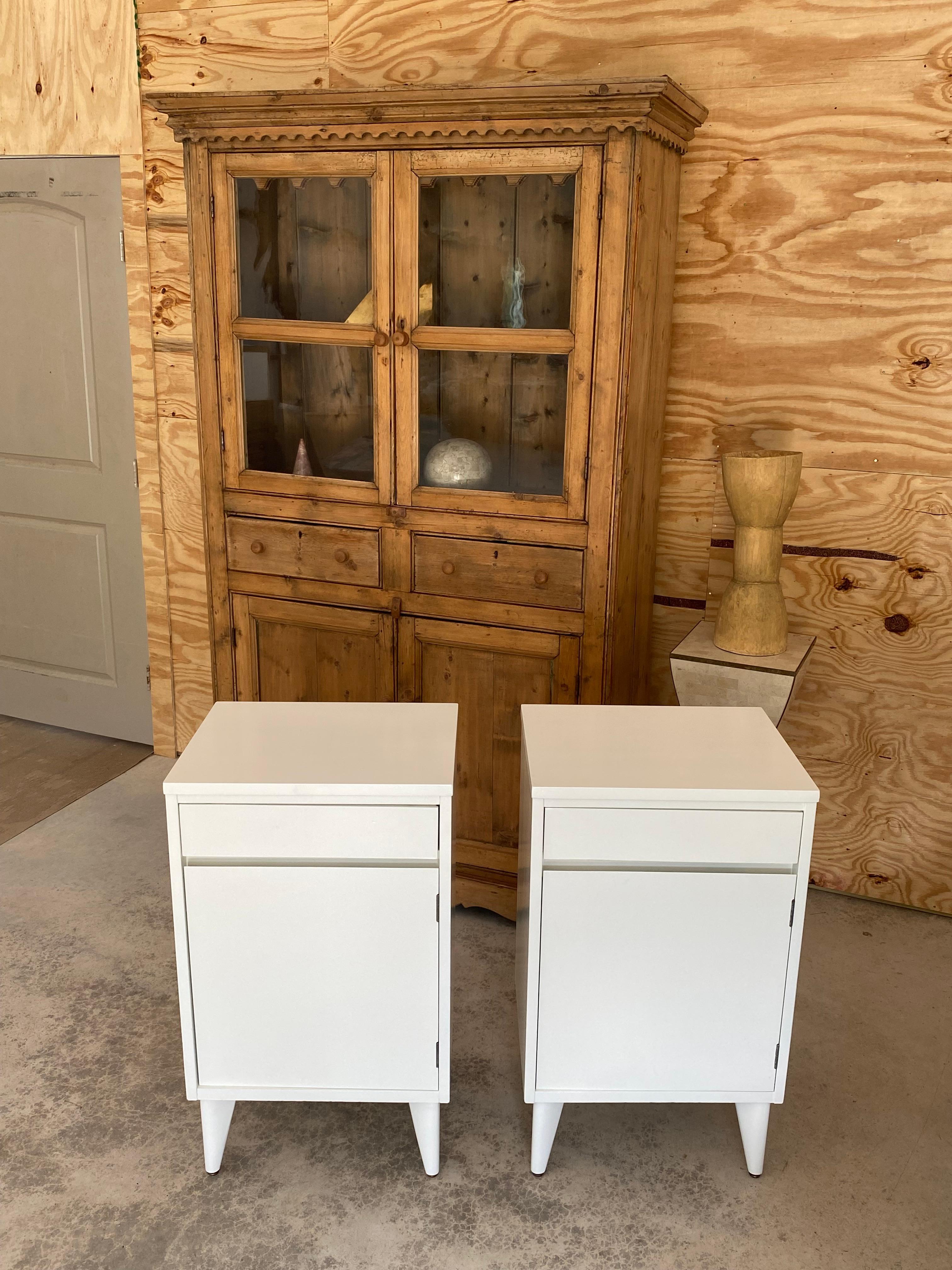 20ième siècle The Moderns Paire de tables de chevet à cabinet blanc brillant en vente