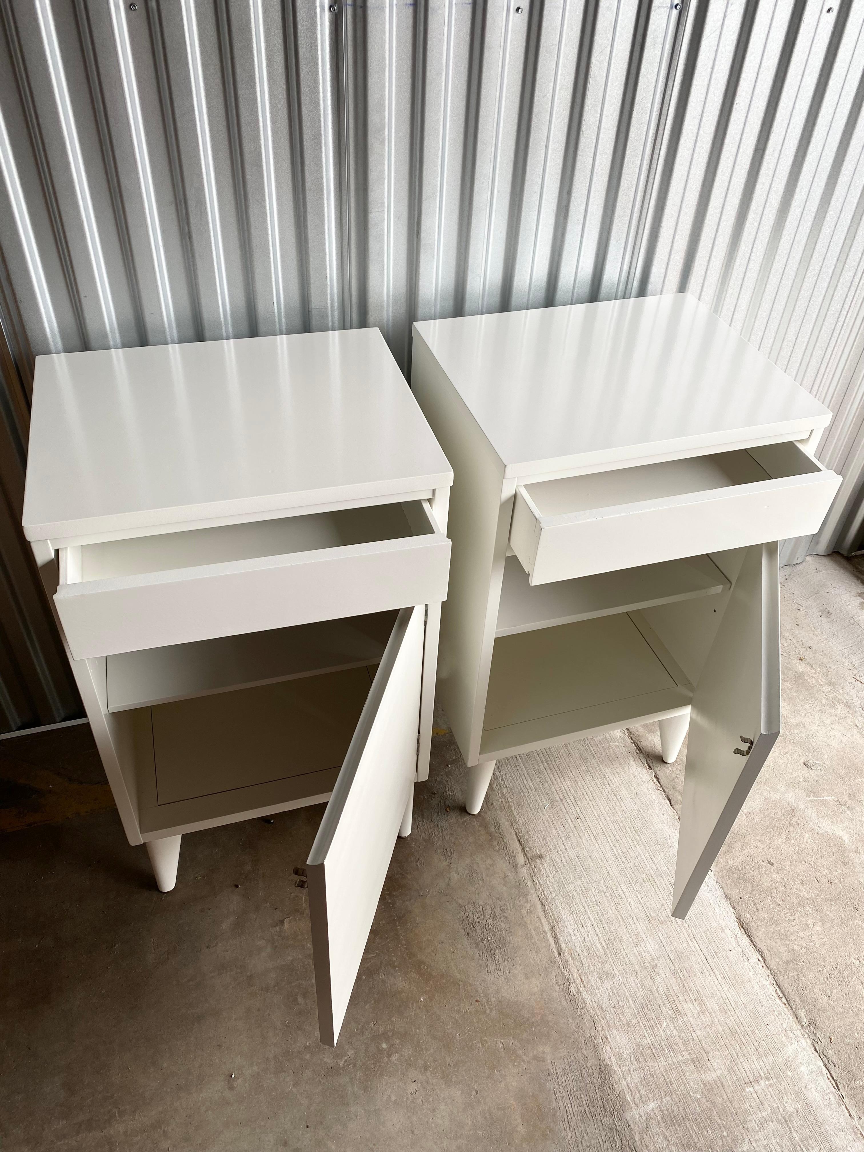 20th Century Midcentury Modern Pair of Glossy White Lab Cabinet Nightstands For Sale