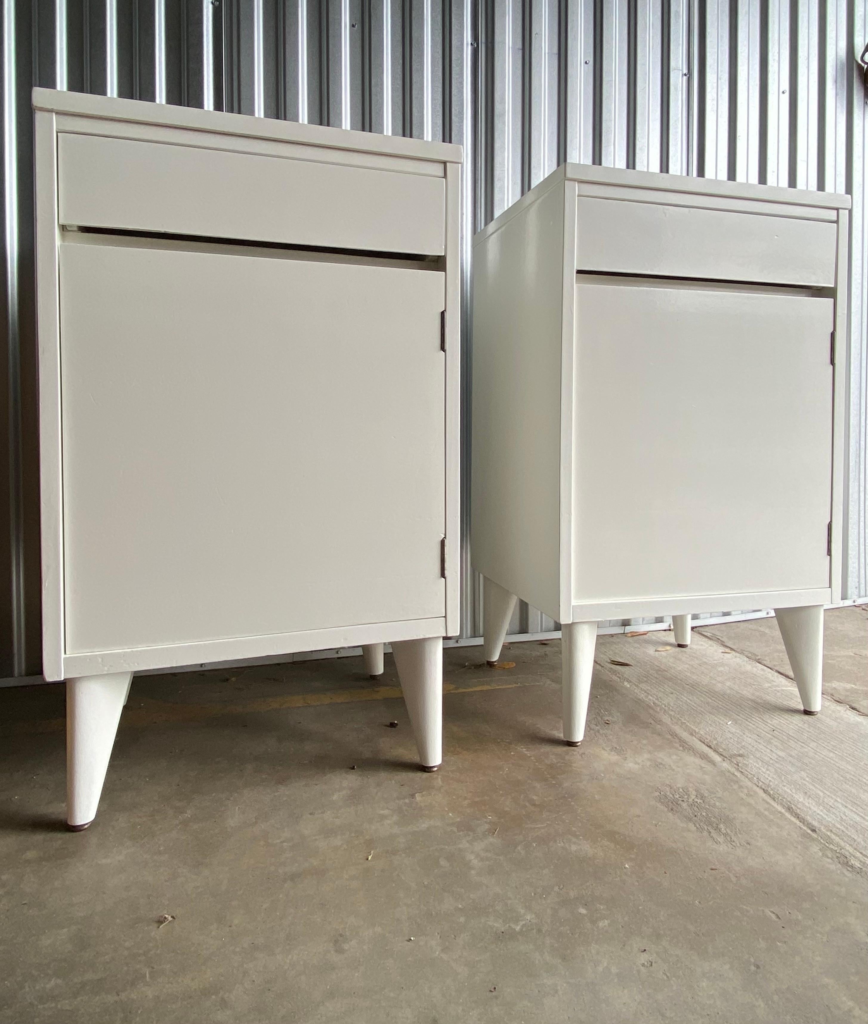 Midcentury Modern Pair of Glossy White Lab Cabinet Nachttische (Ahornholz) im Angebot