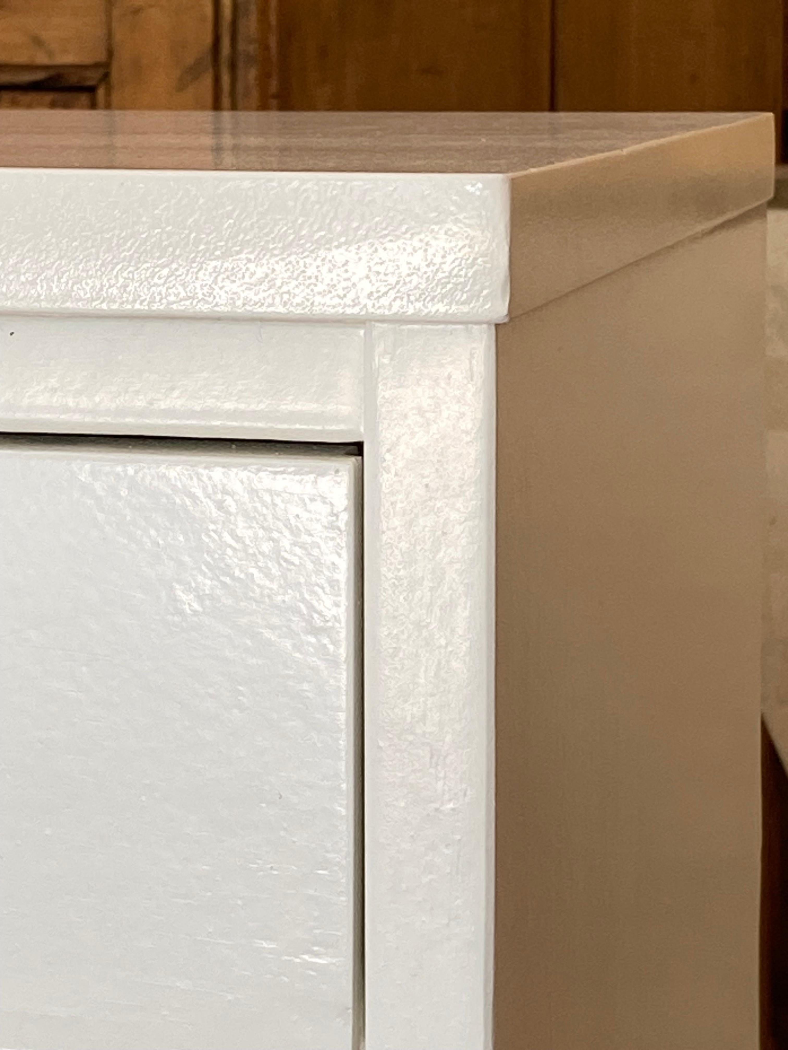 The Moderns Paire de tables de chevet à cabinet blanc brillant en vente 1