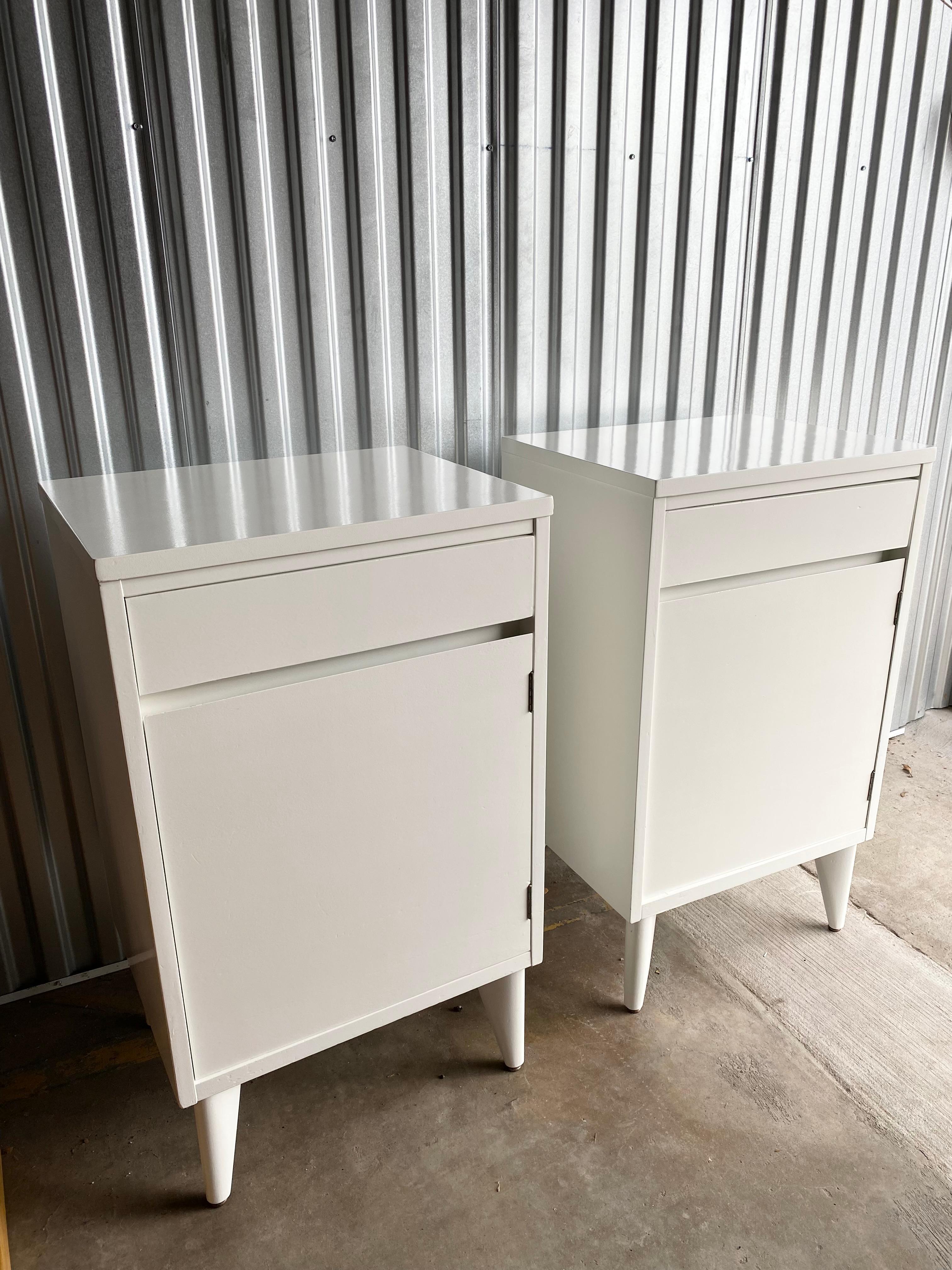Midcentury Modern Pair of Glossy White Lab Cabinet Nachttische im Angebot 1