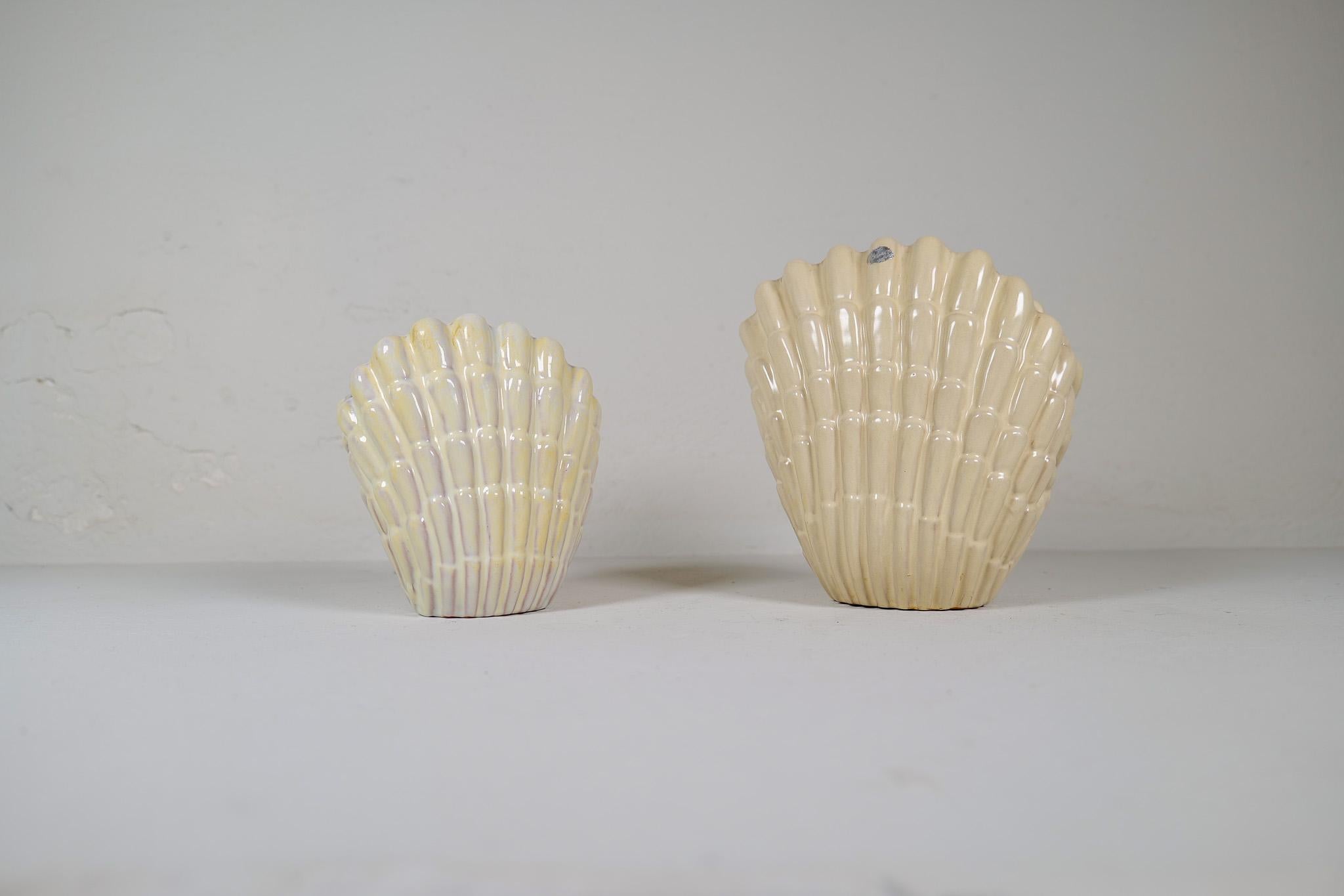 Swedish Midcentury Modern Pair of Seashell Vases by Vicke Lindstrand , Sweden For Sale