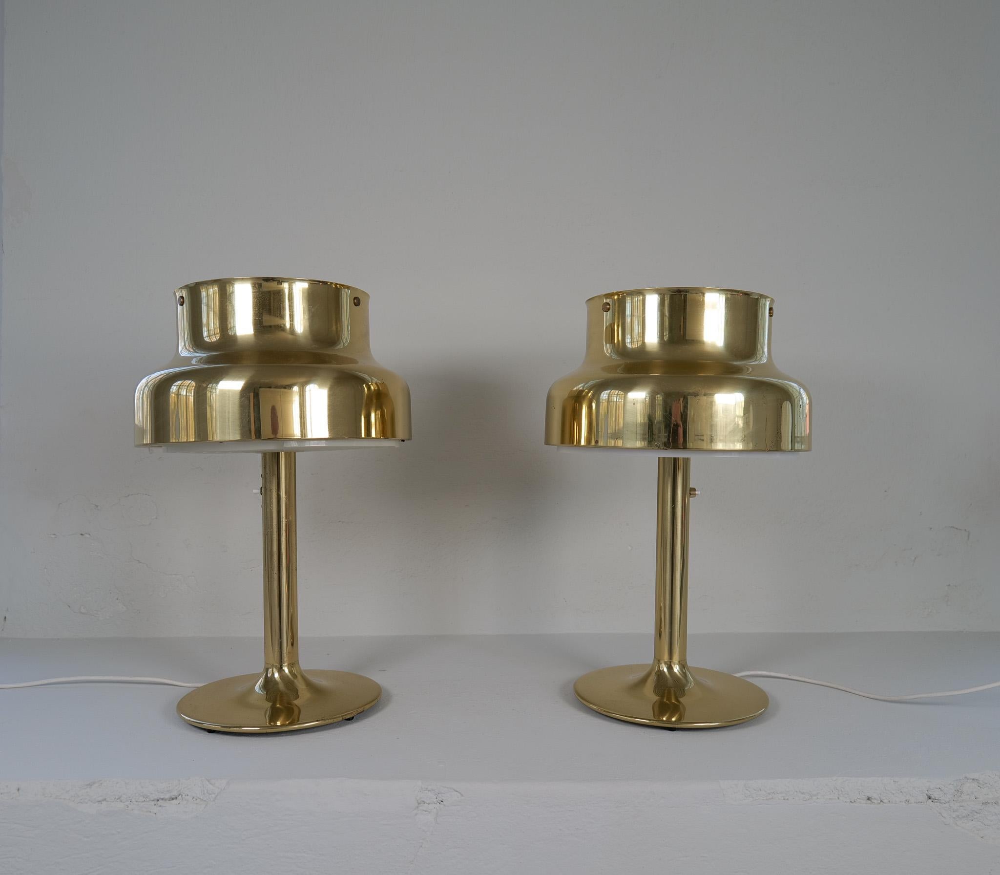 Ces lampes de table des années 1960, modèle Bumling, ont été conçues par Anders Pehrson pour Ateljé Lyktan à Åhus, en Suède. Ces lampes de table avec leurs caractéristiques en laiton sont une belle addition à votre bureau, buffet ou table. 

Bel