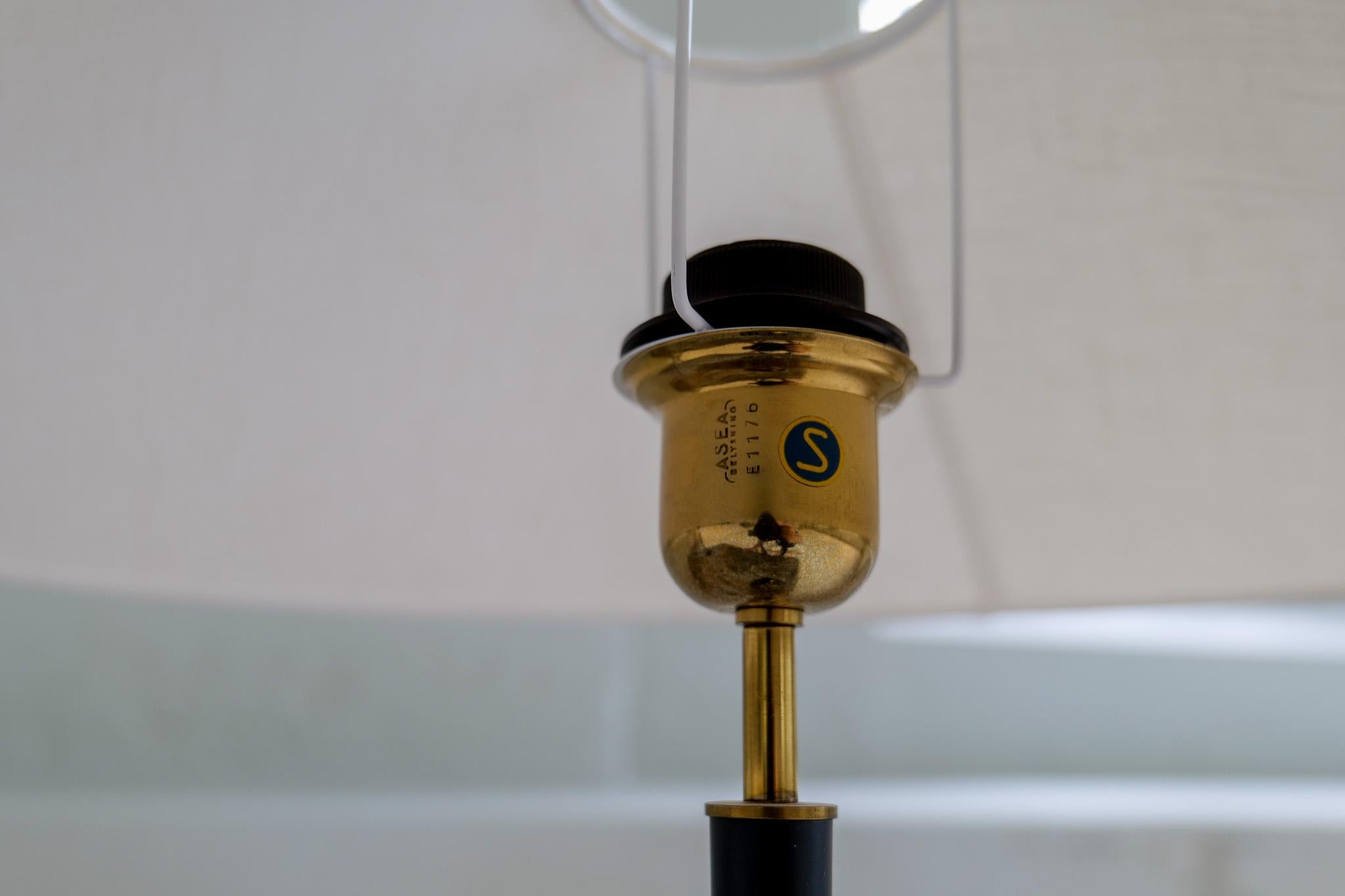 Paire de lampes de table modernes du milieu du siècle en laiton et fonte ASEA, Suède, années 1950 en vente 7