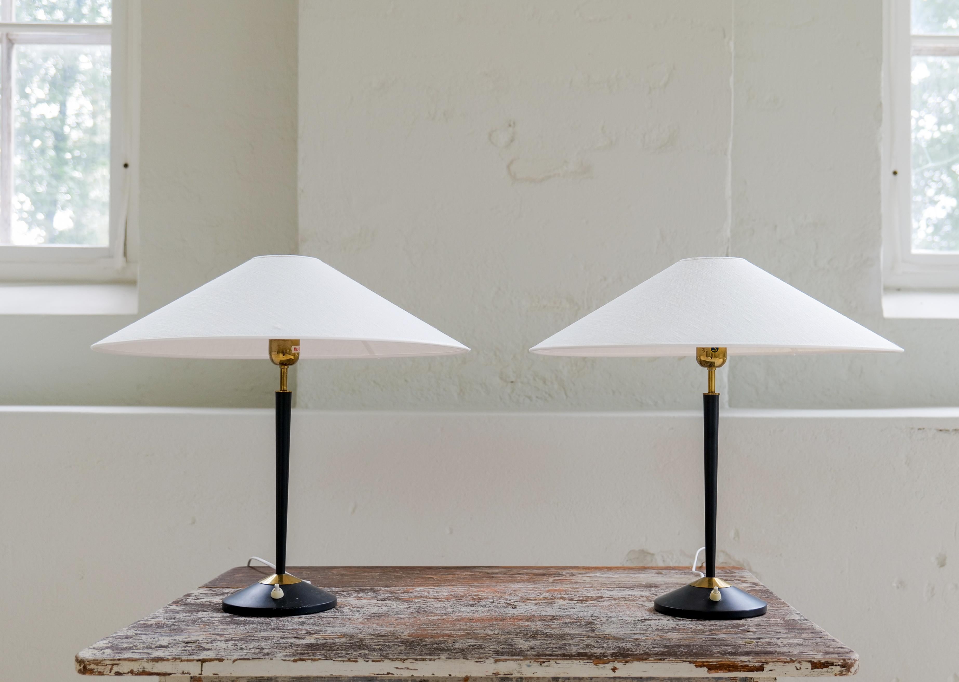 Mid-Century Modern Paire de lampes de table modernes du milieu du siècle en laiton et fonte ASEA, Suède, années 1950 en vente