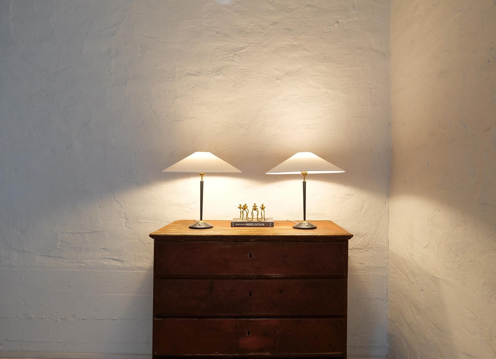 Suédois Paire de lampes de table modernes du milieu du siècle en laiton et fonte ASEA, Suède, années 1950 en vente