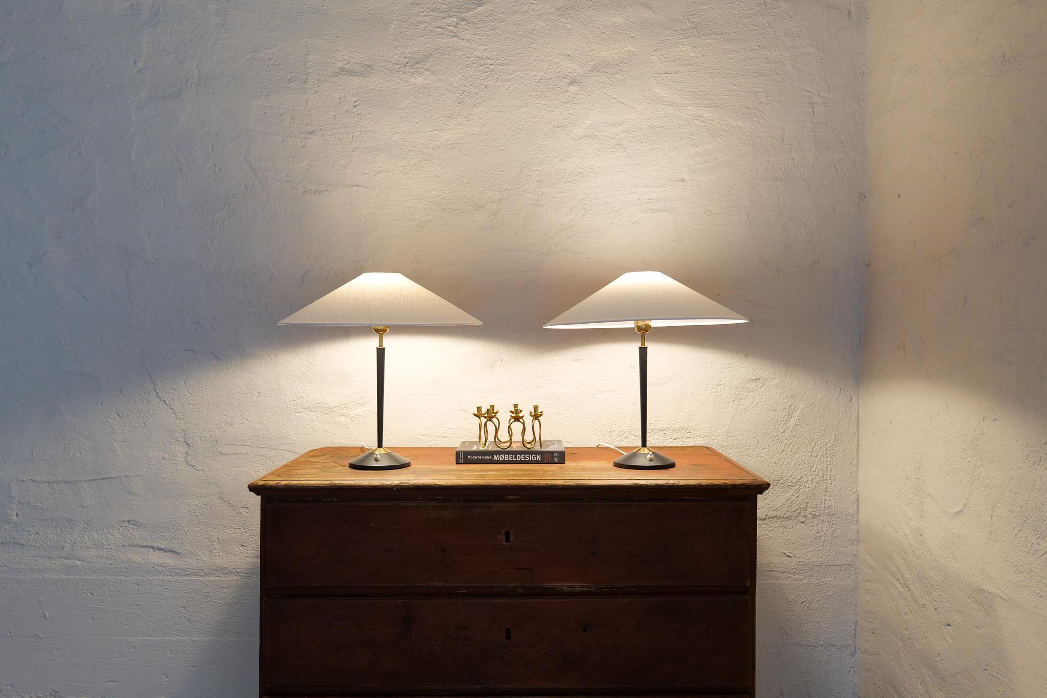 Milieu du XXe siècle Paire de lampes de table modernes du milieu du siècle en laiton et fonte ASEA, Suède, années 1950 en vente