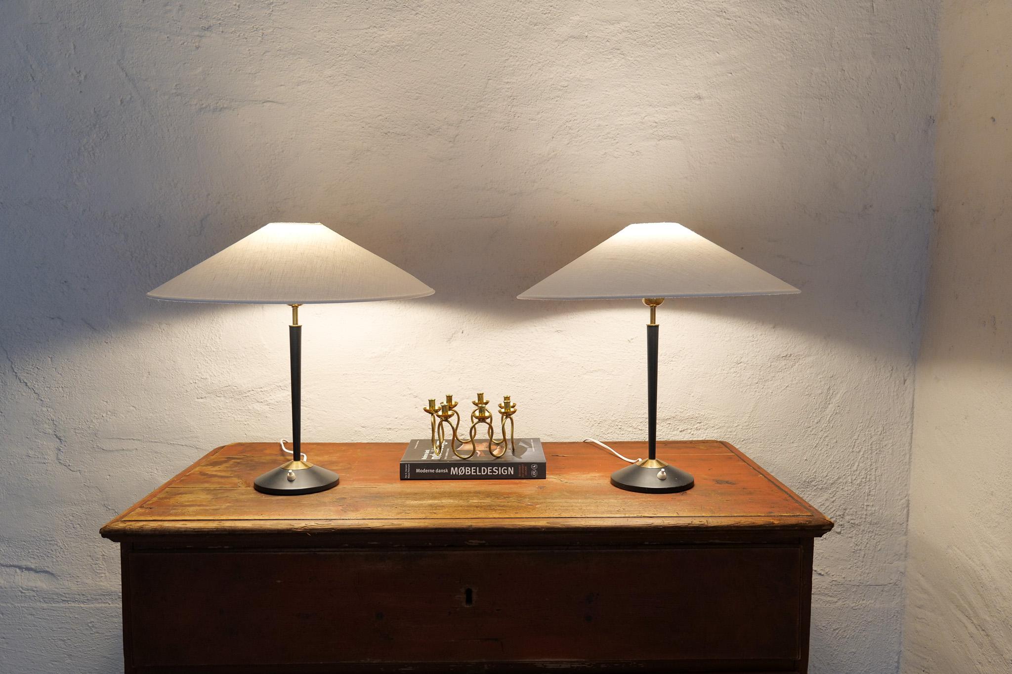 Laiton Paire de lampes de table modernes du milieu du siècle en laiton et fonte ASEA, Suède, années 1950 en vente