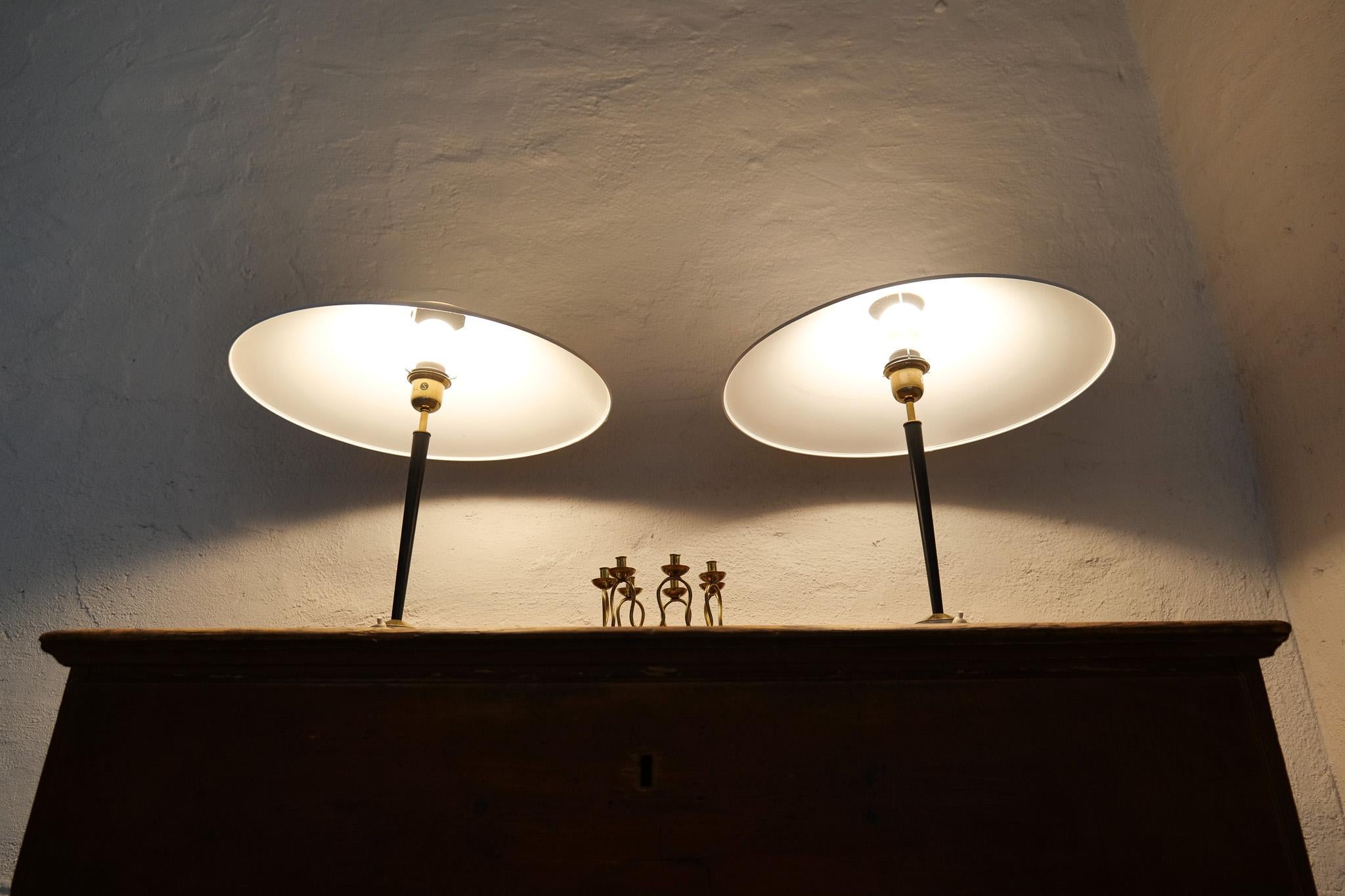 Paire de lampes de table modernes du milieu du siècle en laiton et fonte ASEA, Suède, années 1950 en vente 1