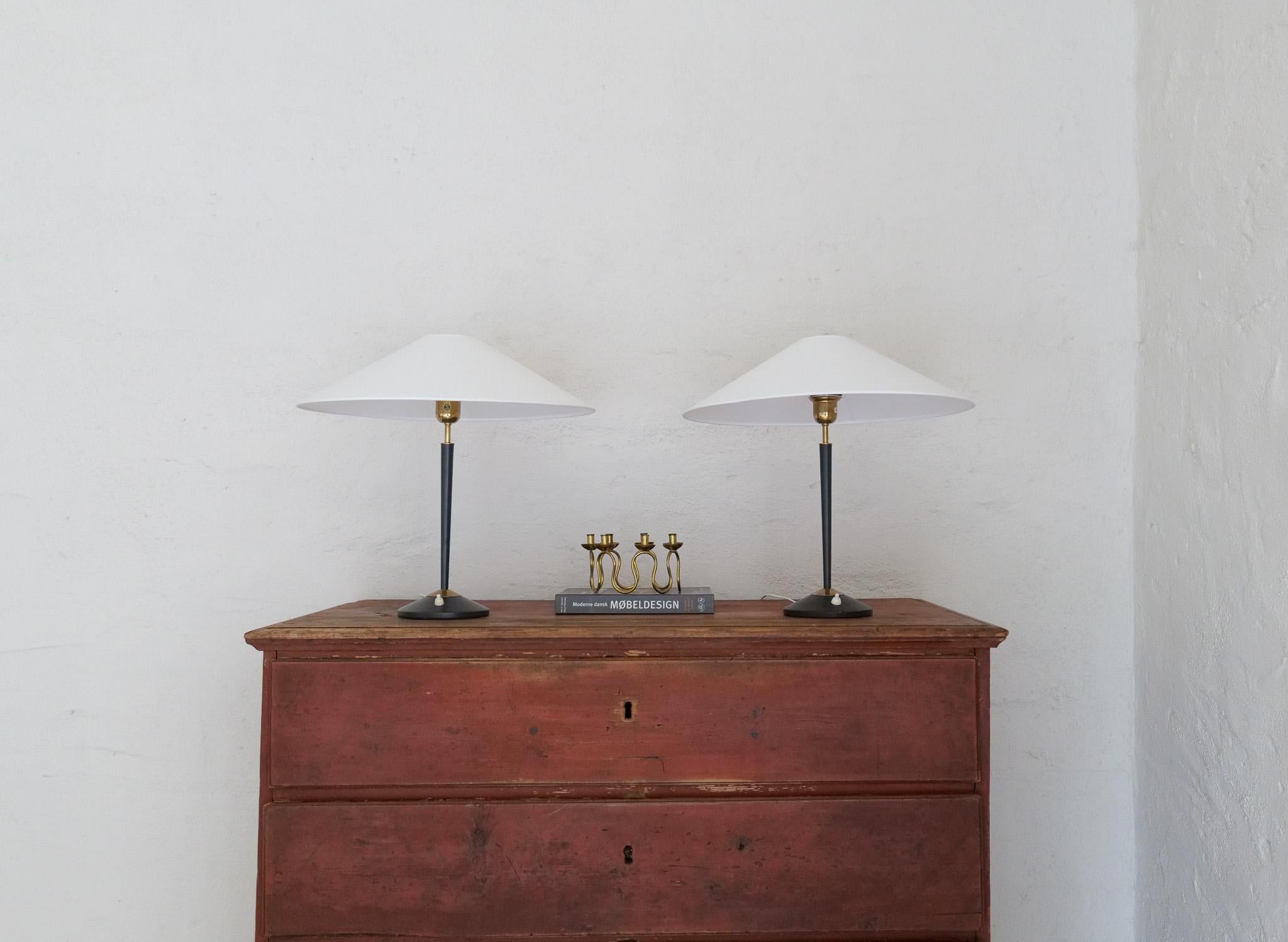 Paire de lampes de table modernes du milieu du siècle en laiton et fonte ASEA, Suède, années 1950 en vente 2
