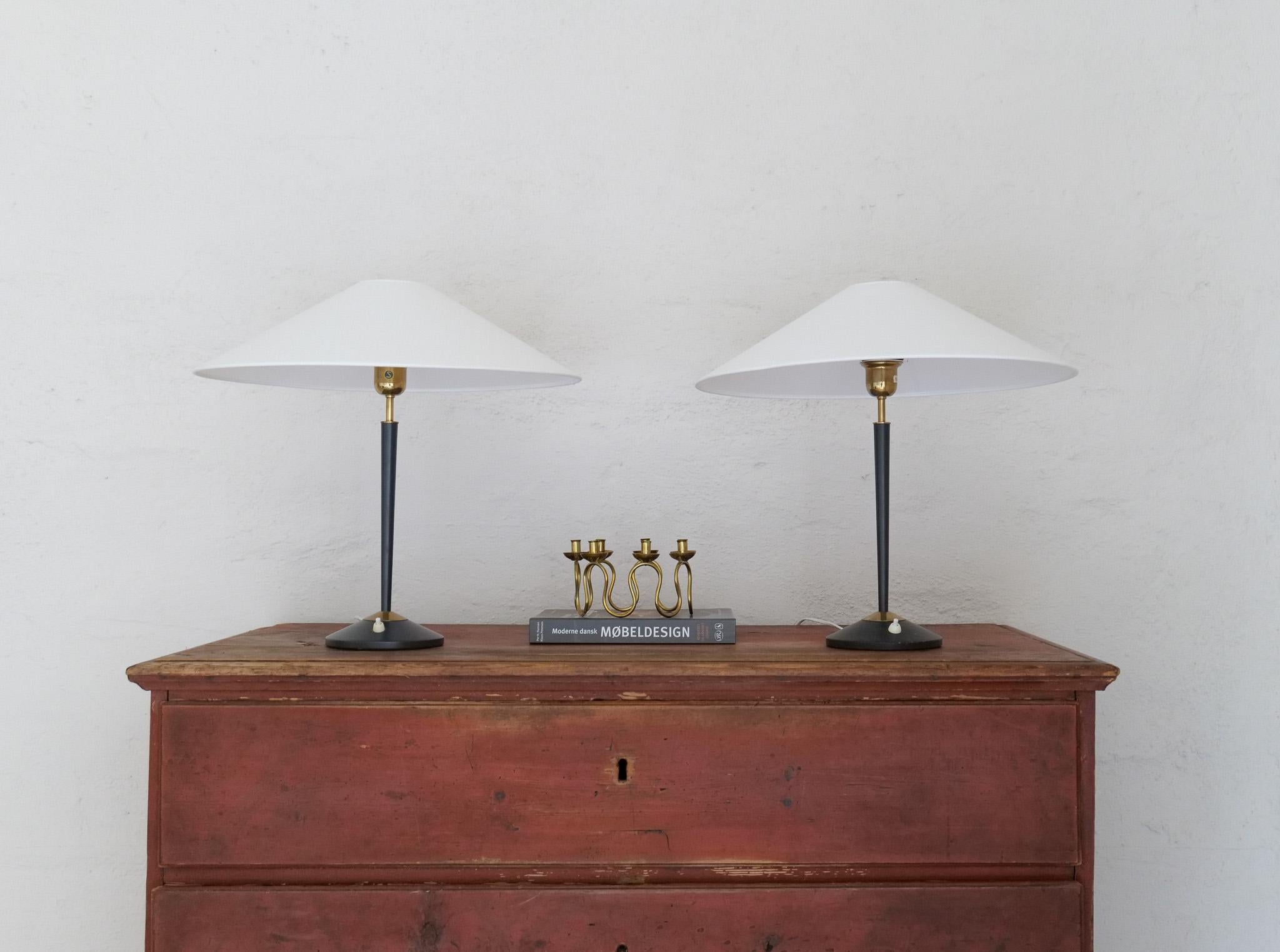 Paire de lampes de table modernes du milieu du siècle en laiton et fonte ASEA, Suède, années 1950 en vente 3