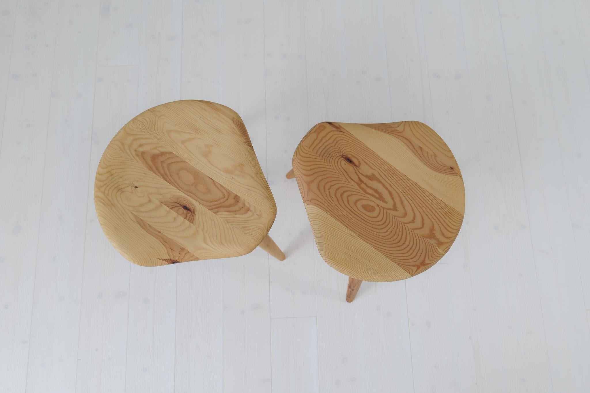 Midcentury Modern Pair Sculptural Stools in Pine by Norsk Husflid 1960s Norway In Good Condition For Sale In Hillringsberg, SE