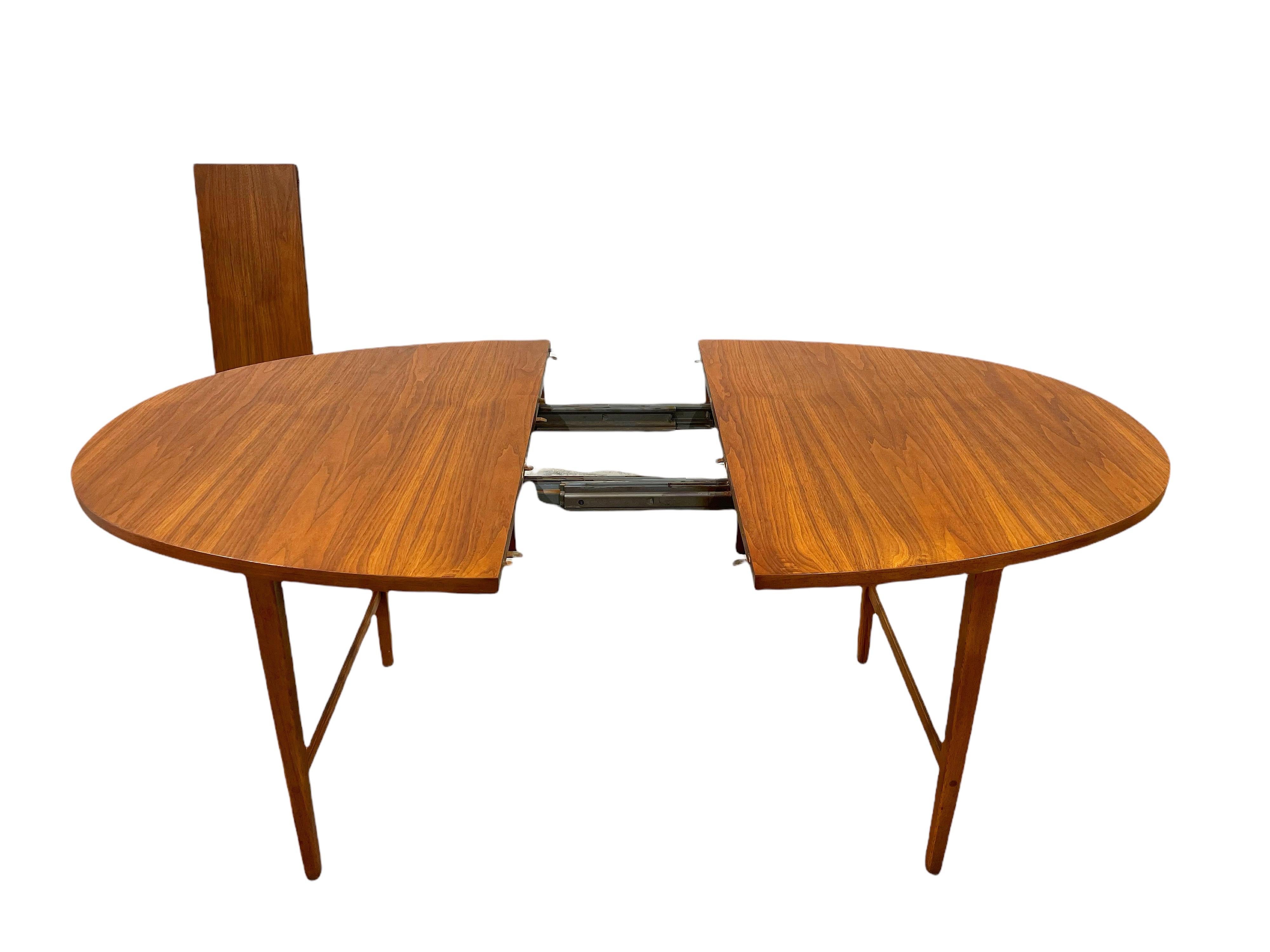 American Midcentury Modern Paul McCobb Walnut Oval Dining Table, Components Line