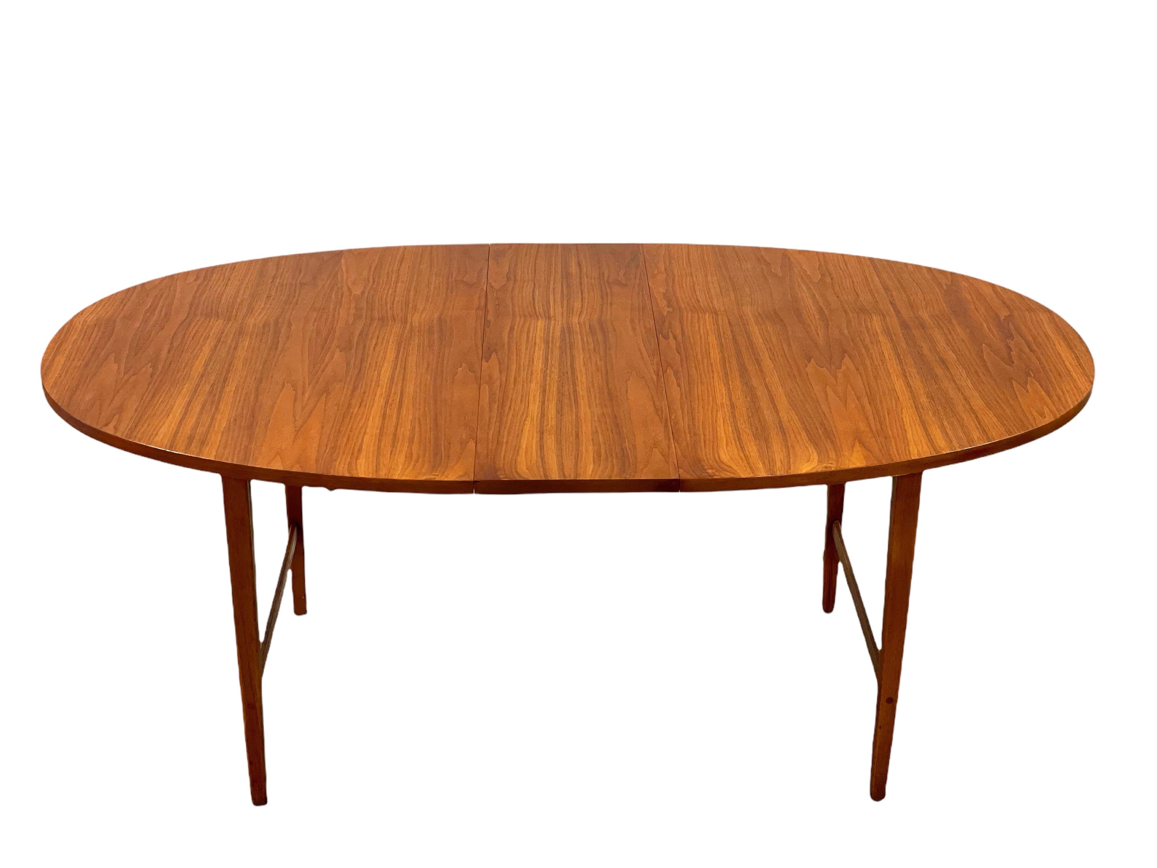 Midcentury Modern Paul McCobb Walnut Oval Dining Table, Components Line In Good Condition In Framingham, MA