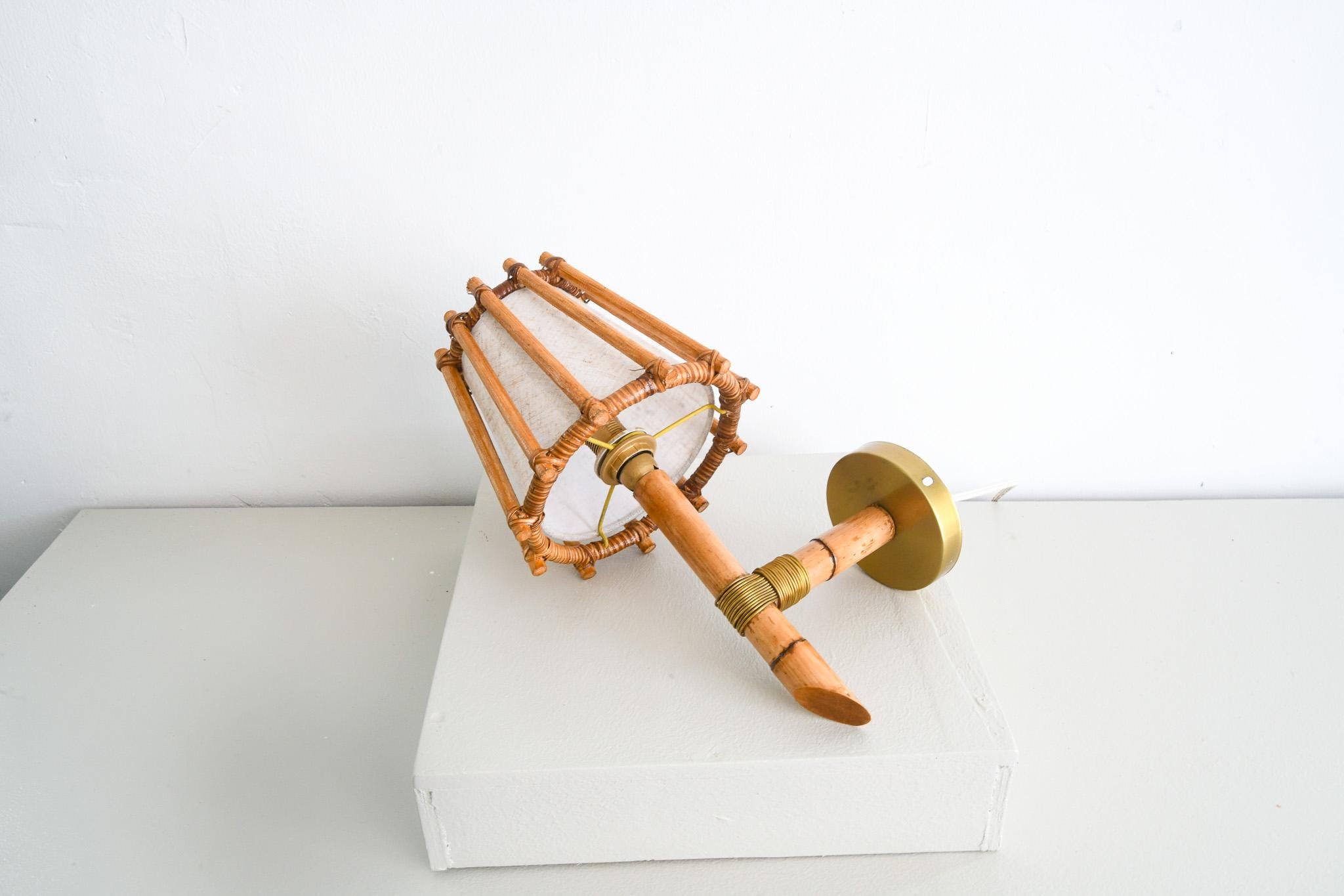Lámpara de pared de ratán con caña de lápiz moderna de mediados de siglo Hecho a mano en venta