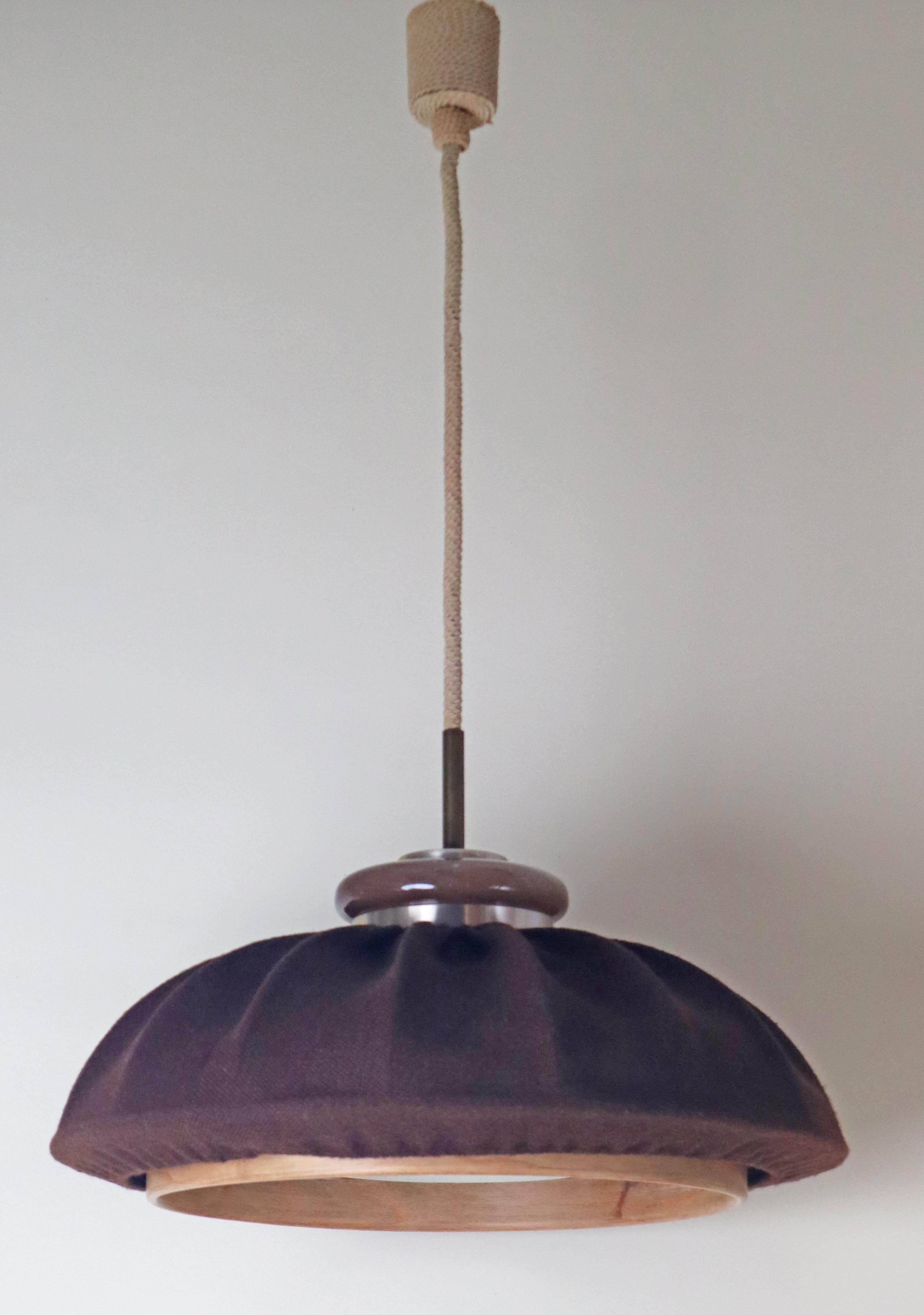 Lampada a sospensione moderna del Medioevo in tessuto marrone, legno e vetro di Doria Germany in vendita 5