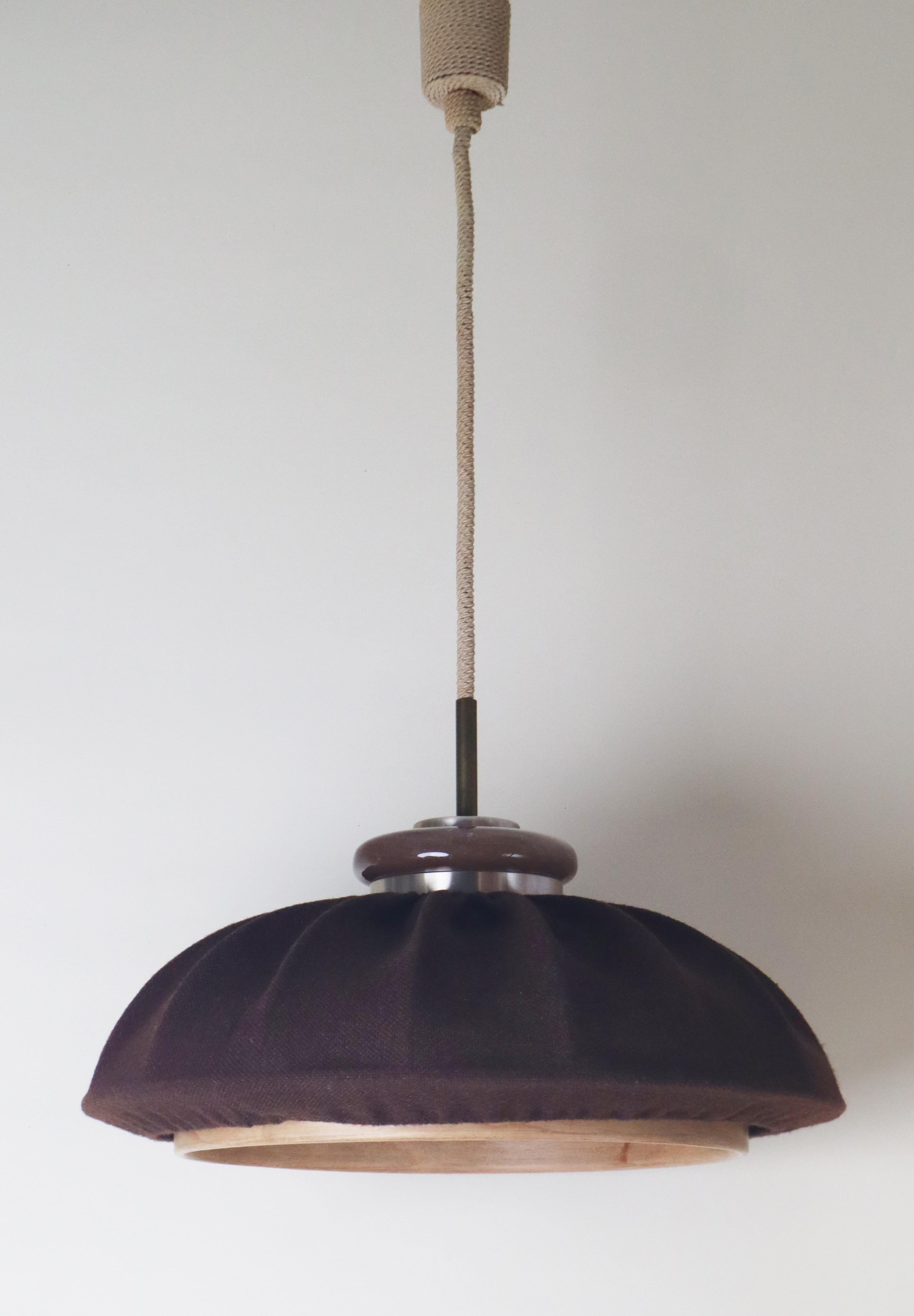 Lampada a sospensione moderna del Medioevo in tessuto marrone, legno e vetro di Doria Germany in vendita 6