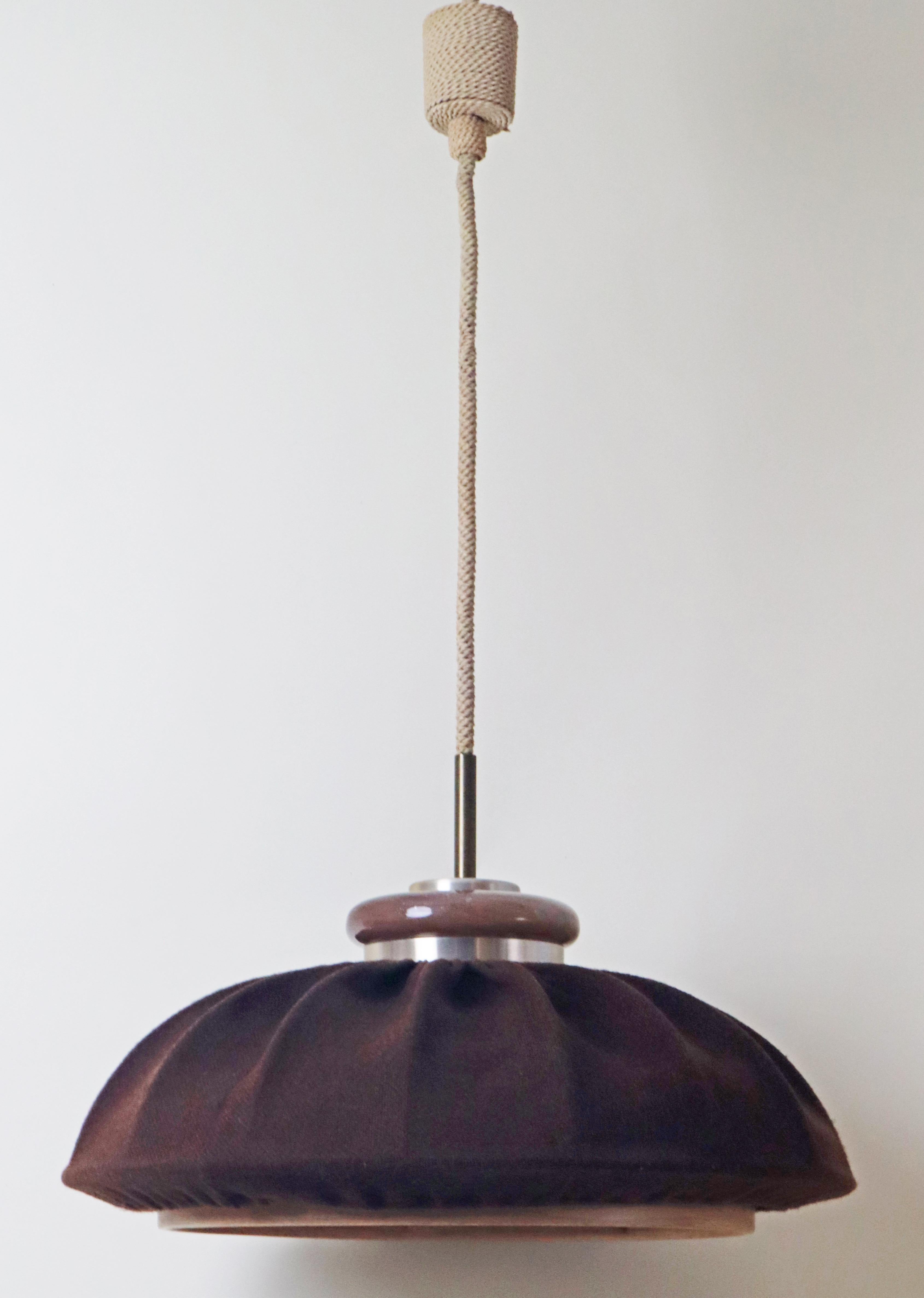 Lampada a sospensione moderna del Medioevo in tessuto marrone, legno e vetro di Doria Germany in vendita 7