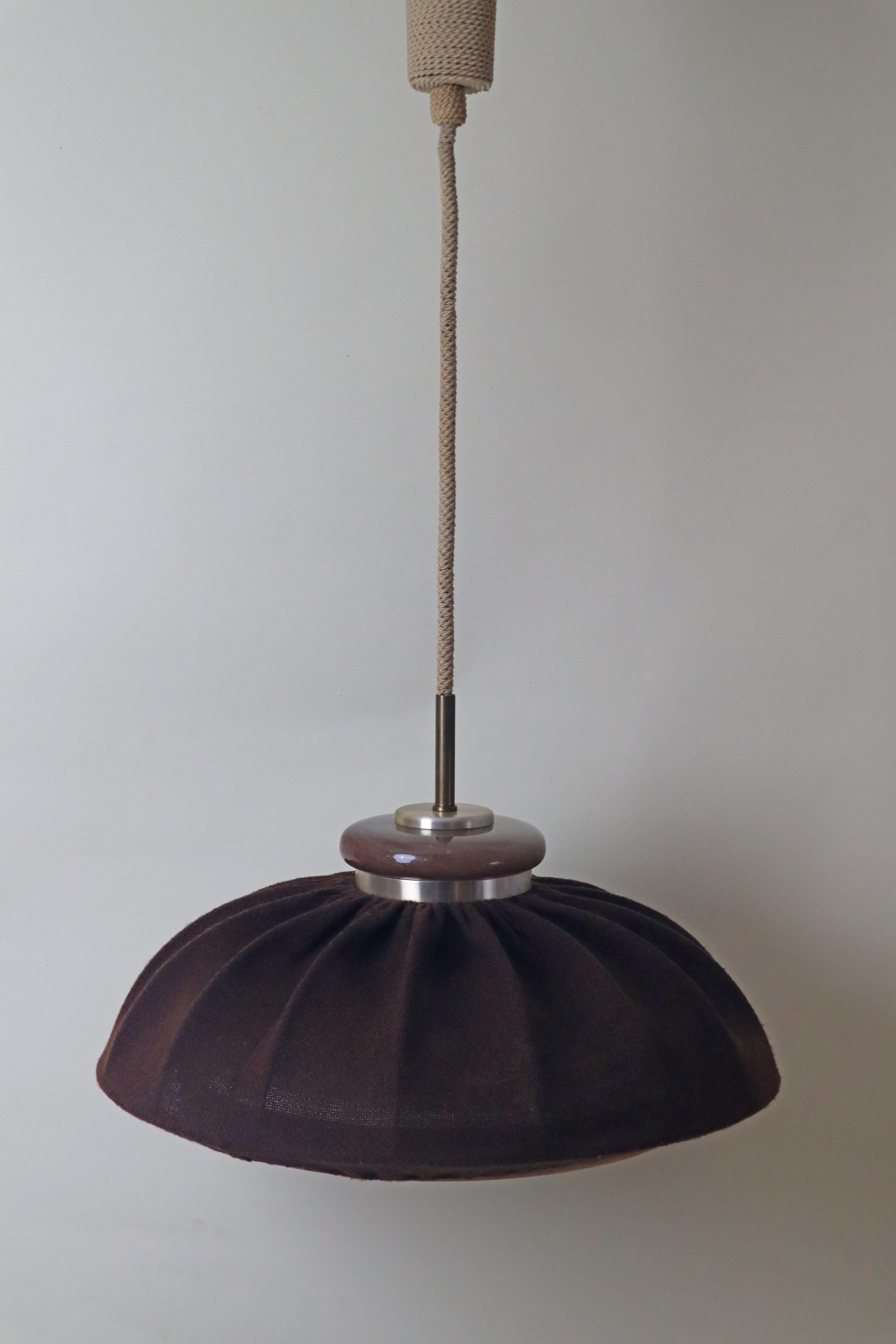 Lampada a sospensione moderna del Medioevo in tessuto marrone, legno e vetro di Doria Germany in vendita 8