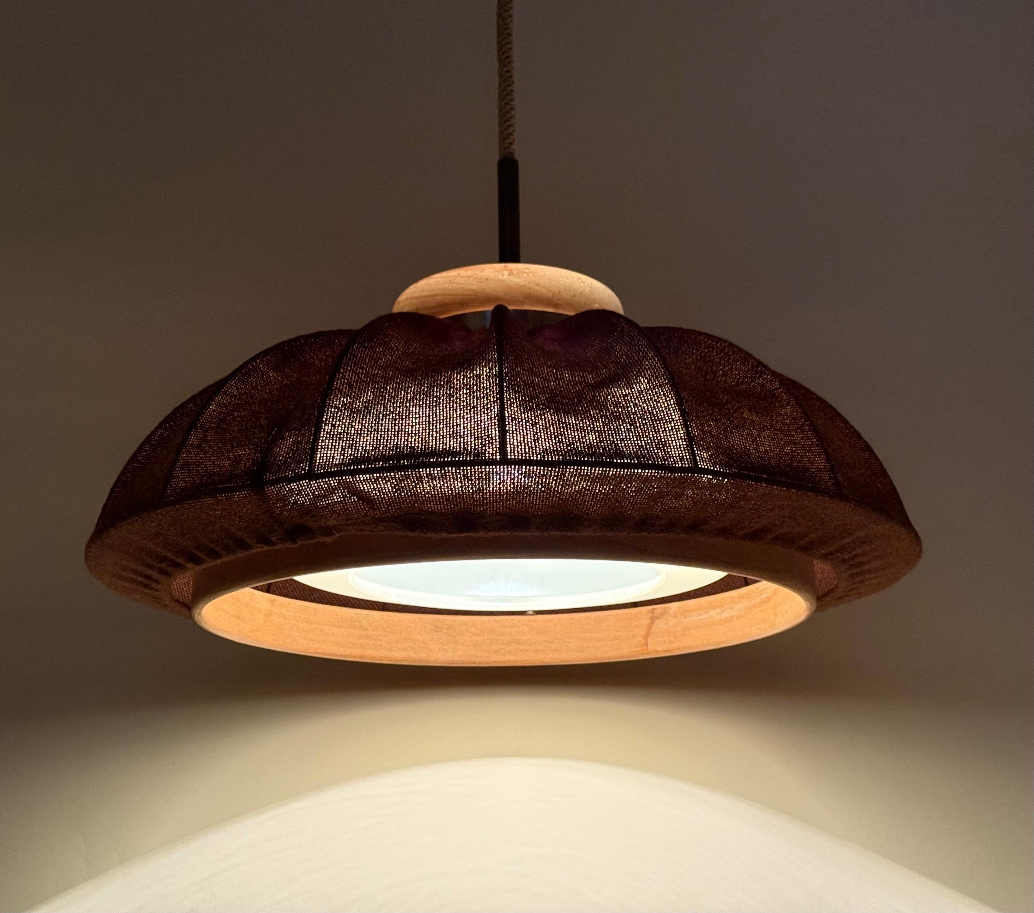 Lampada a sospensione moderna del Medioevo in tessuto marrone, legno e vetro di Doria Germany in vendita 11