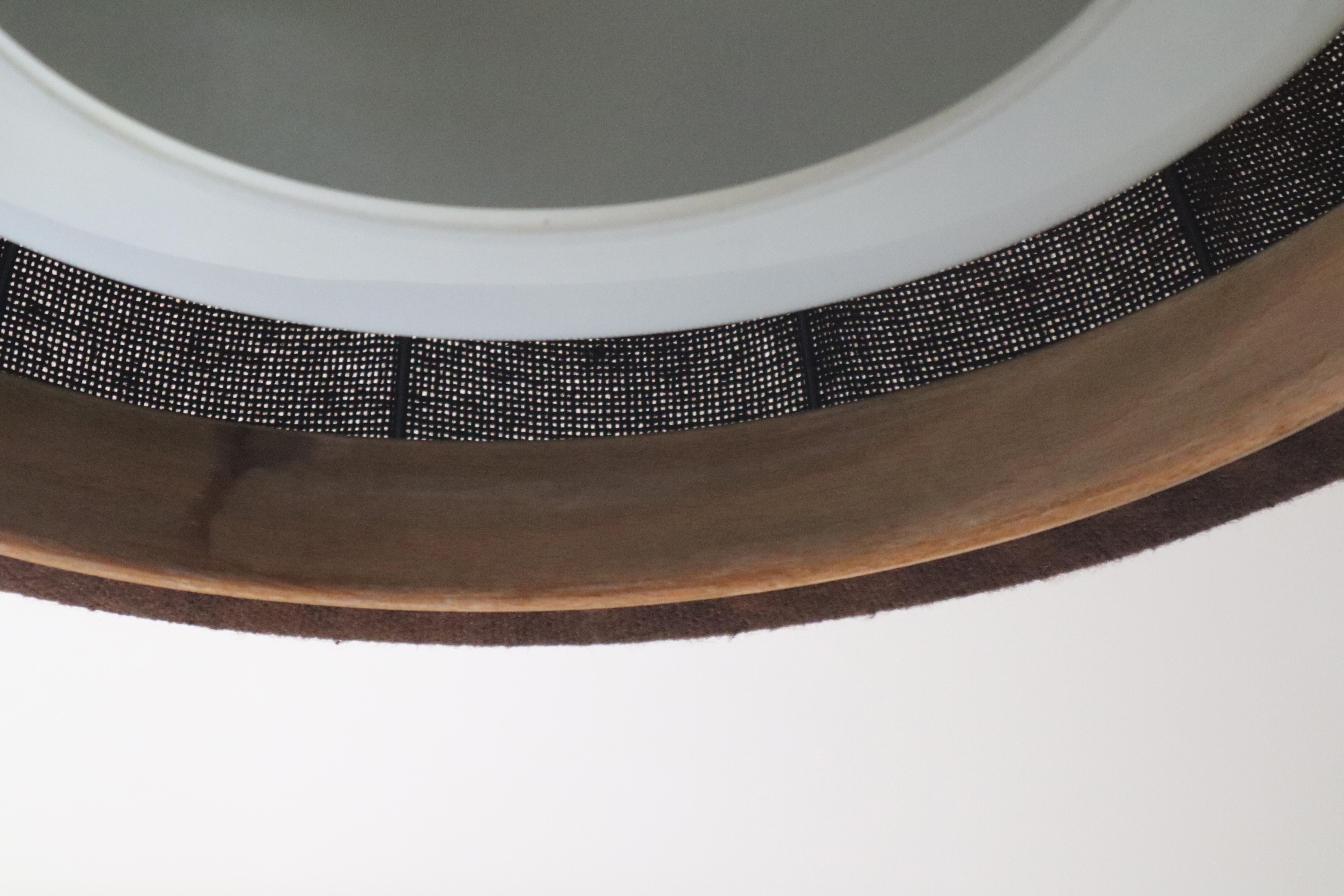 Questa lampada a sospensione di alta qualità combina molti materiali tipici della sua epoca, rendendola una rarità sul mercato internazionale. La lampada è realizzata con amore da due paralumi in vetro. La prima tonalità è di un bellissimo color