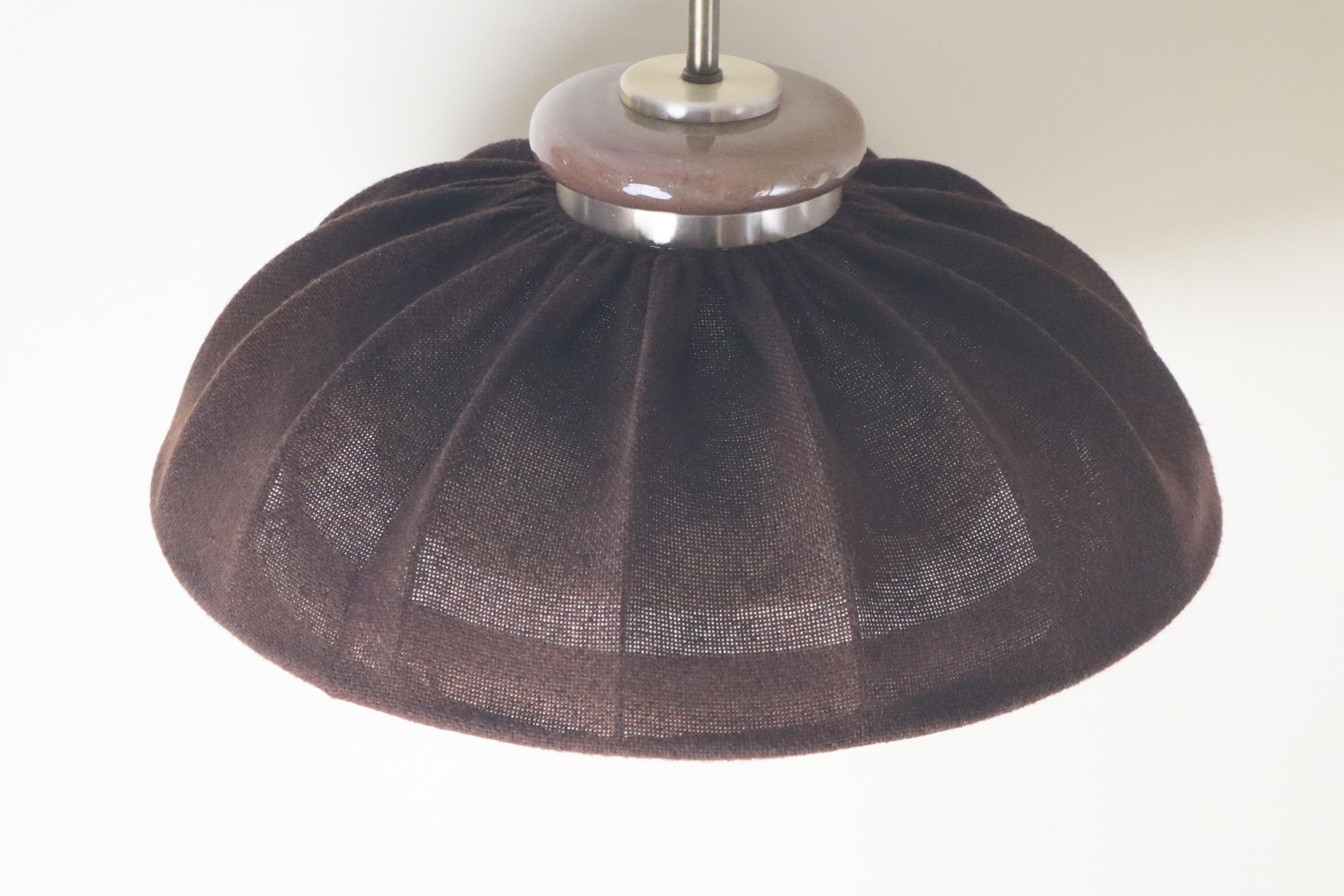 Tedesco Lampada a sospensione moderna del Medioevo in tessuto marrone, legno e vetro di Doria Germany in vendita