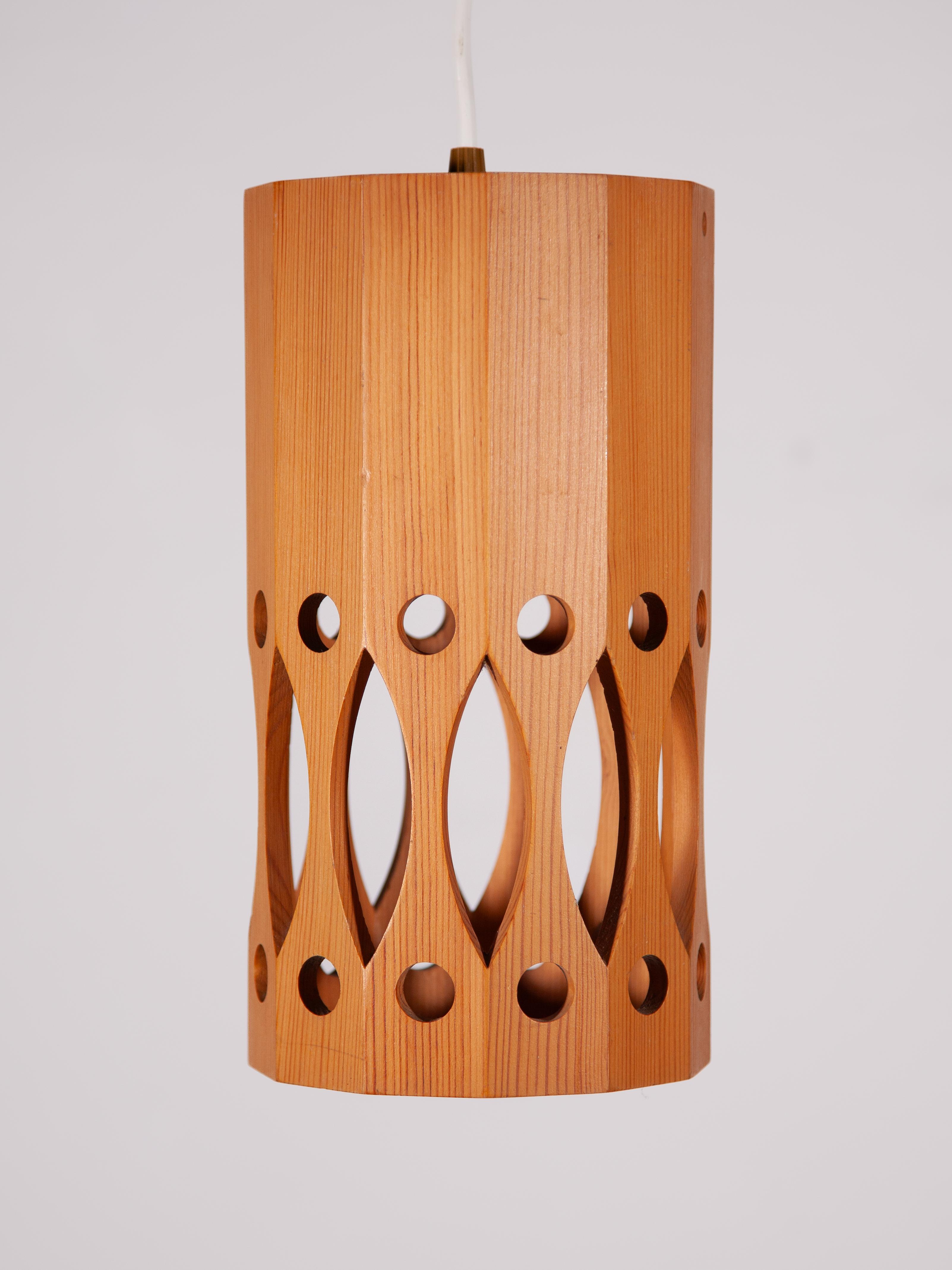 Fait main Pendentif en pin moderne du milieu du siècle par I.L.A. Nilsson pour Nordisk Present, 1970 en vente