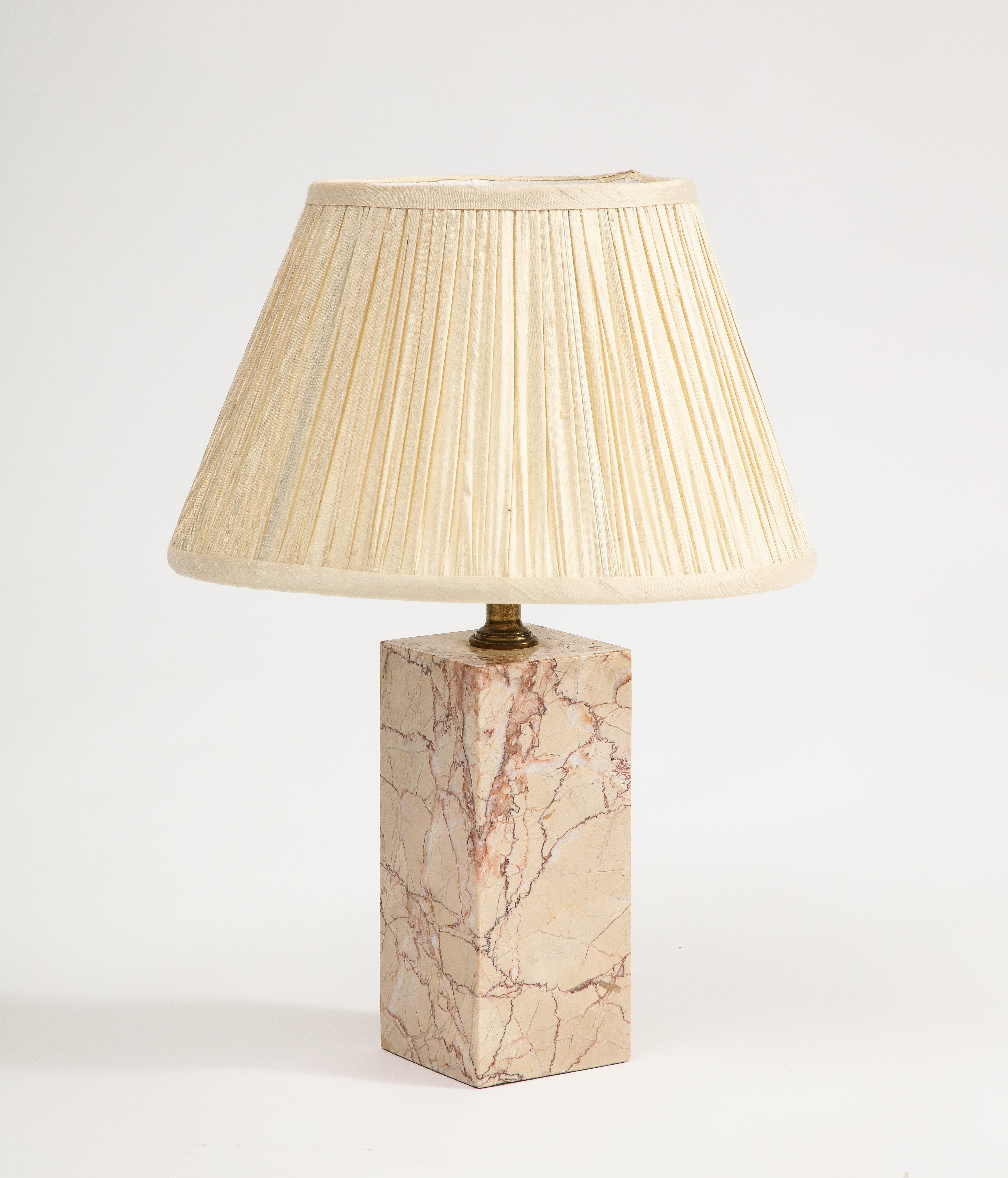 Mid-Century Modern Lampe de table en marbre rose moderne du milieu du siècle dernier attribuée à T.H. Robsjohn-Gibbings en vente