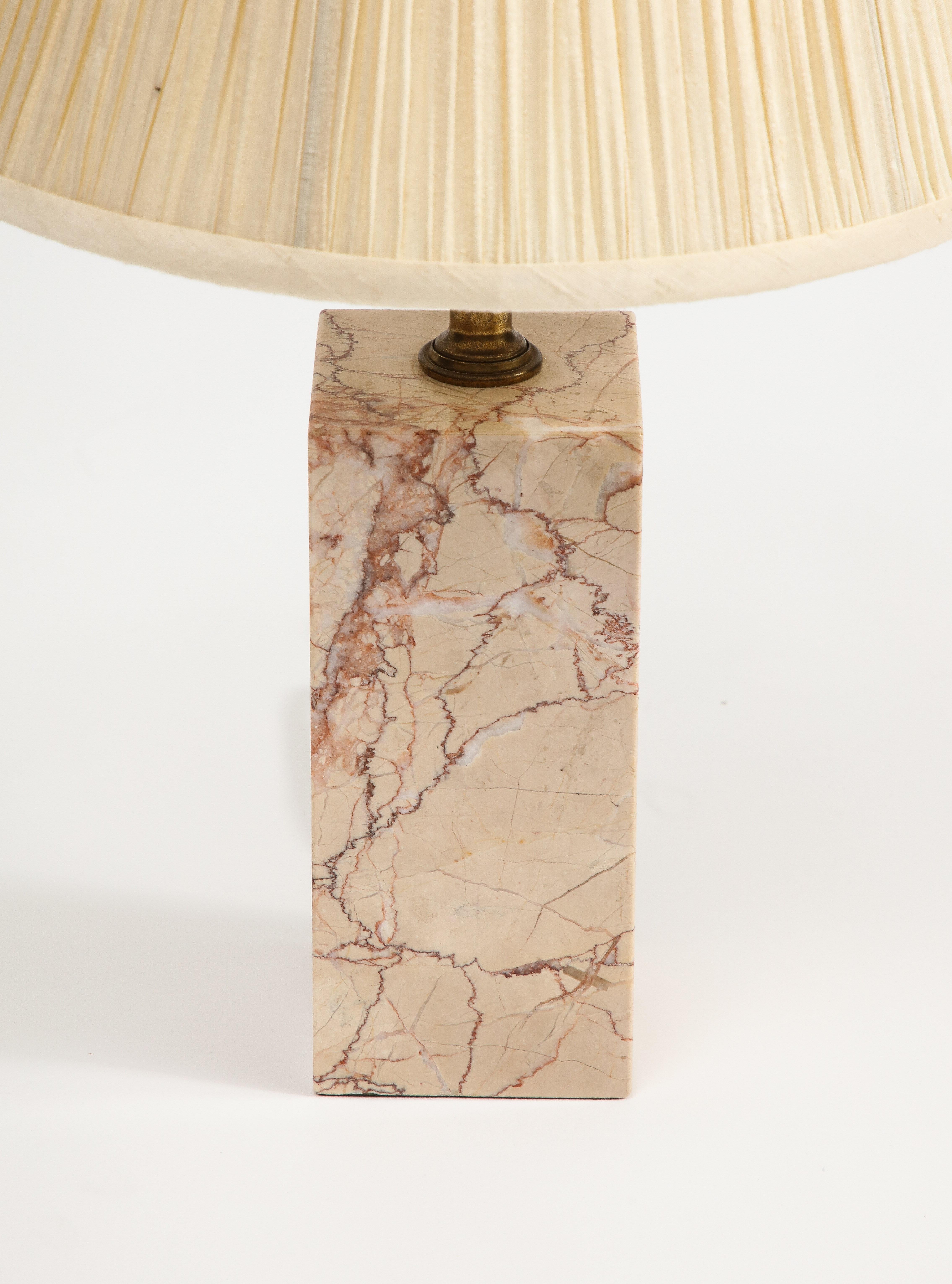 Milieu du XXe siècle Lampe de table en marbre rose moderne du milieu du siècle dernier attribuée à T.H. Robsjohn-Gibbings en vente