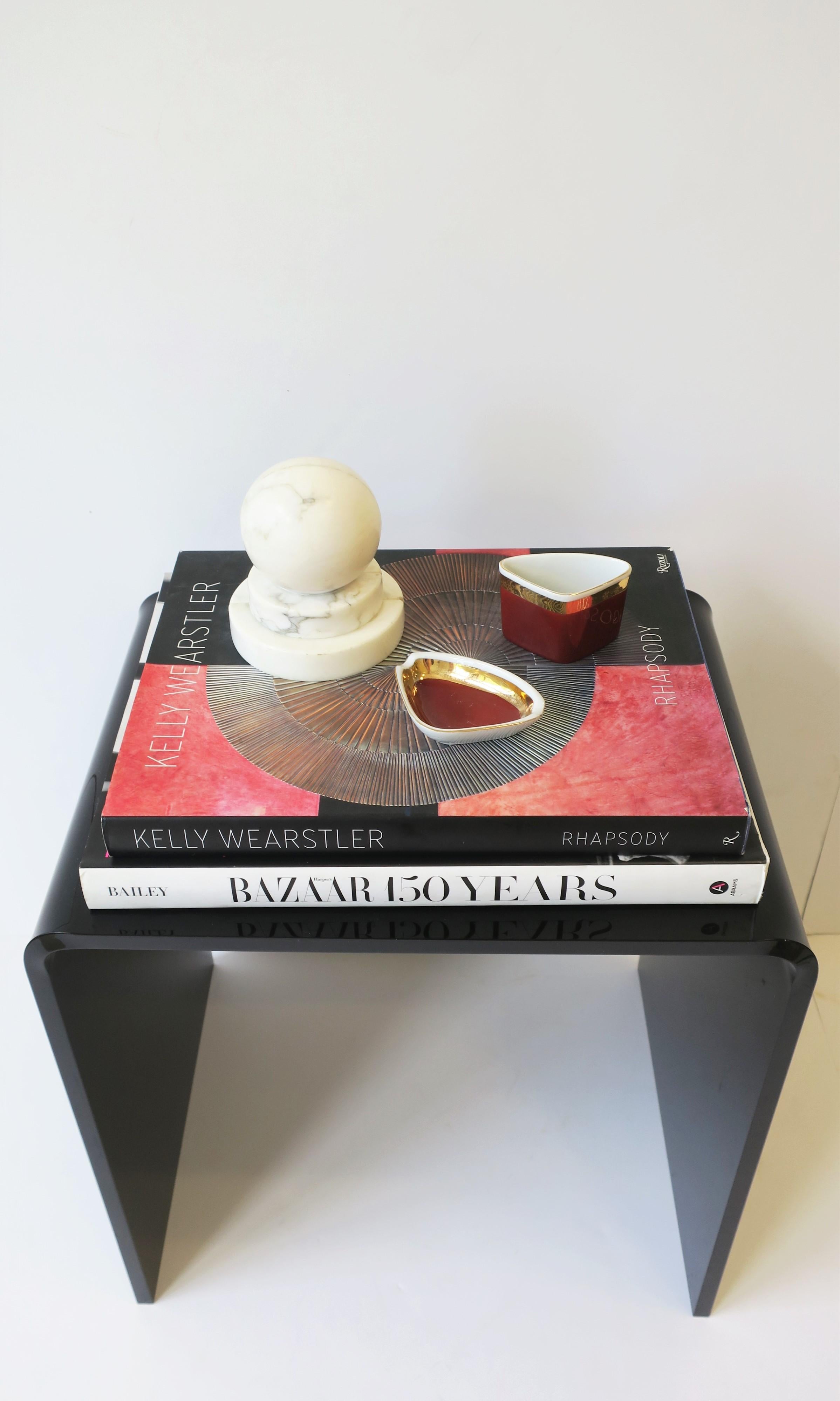 Midcentury Modern Porcelain Ashtray and Cigarette Holder Set from Hungary For Sale 2