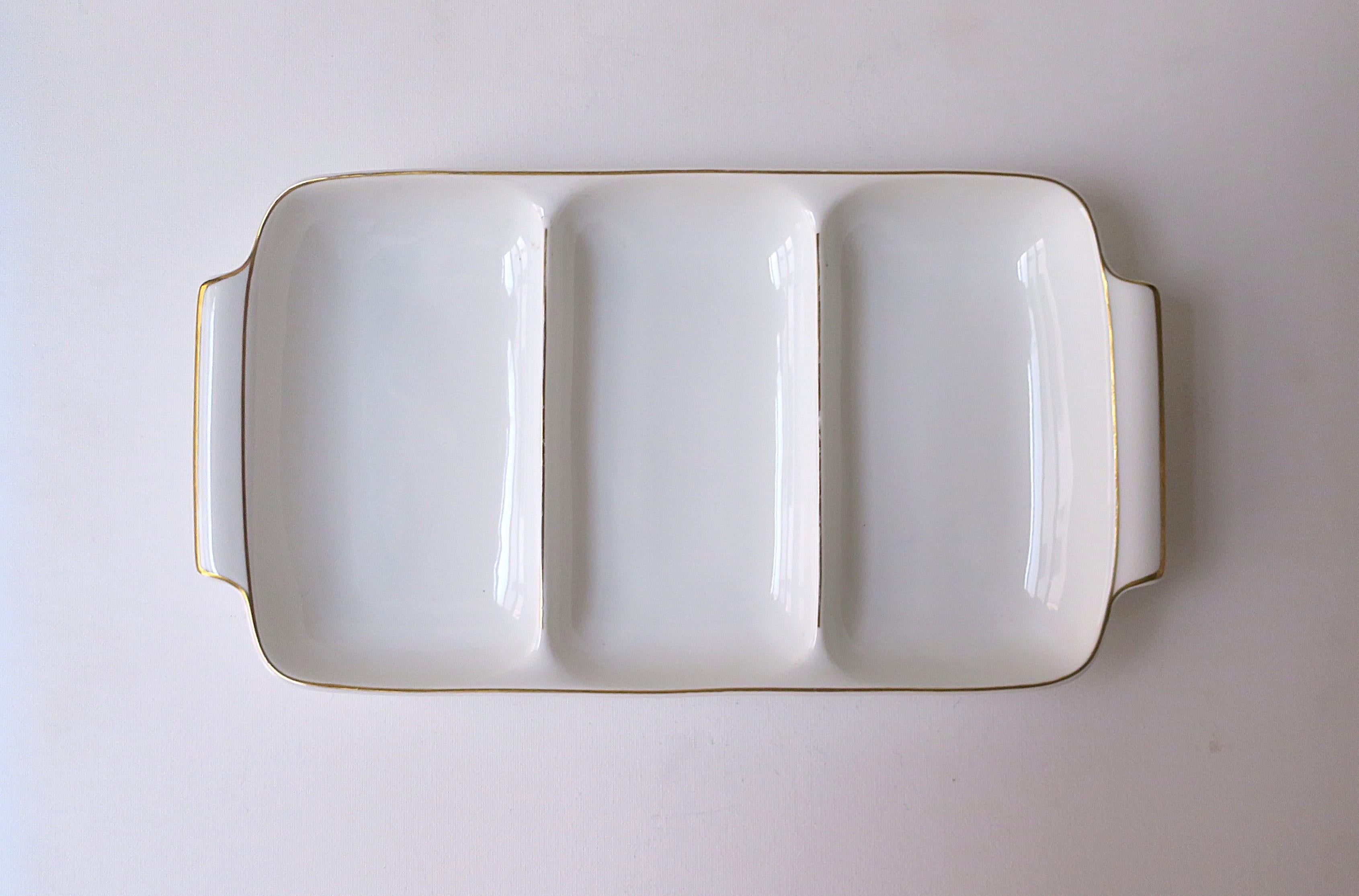 Plateau de service sectionnel en porcelaine blanche avec poignées et garnitures dorées, période de design Midcentury Modern, vers le milieu du 20e siècle, Portugal. Une pièce idéale pour un usage quotidien, des réceptions, etc. Le Portugal est connu