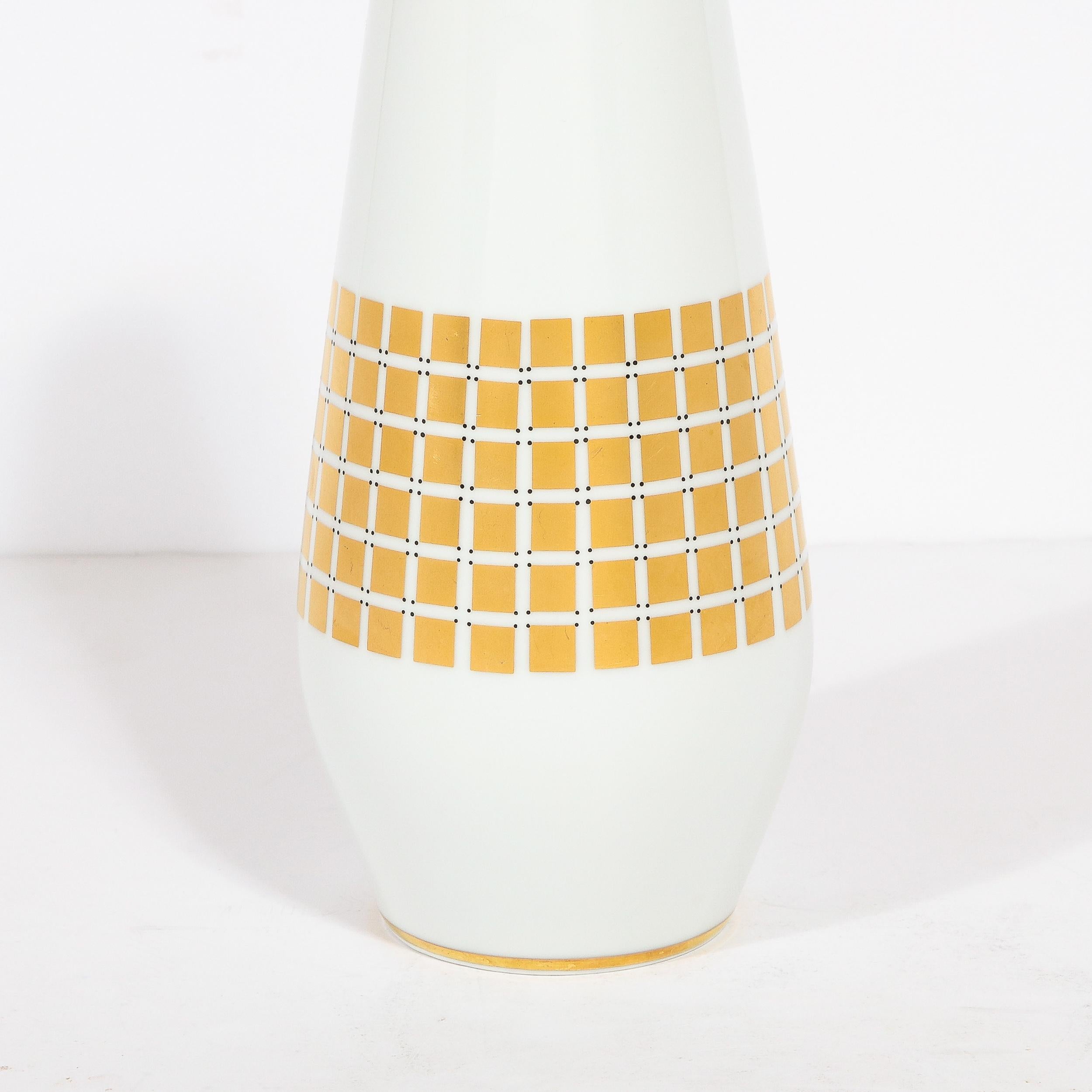 Porcelaine Vase en porcelaine moderne du milieu du siècle dernier avec or jaune 24 carats doré, signé Tirschenheut en vente