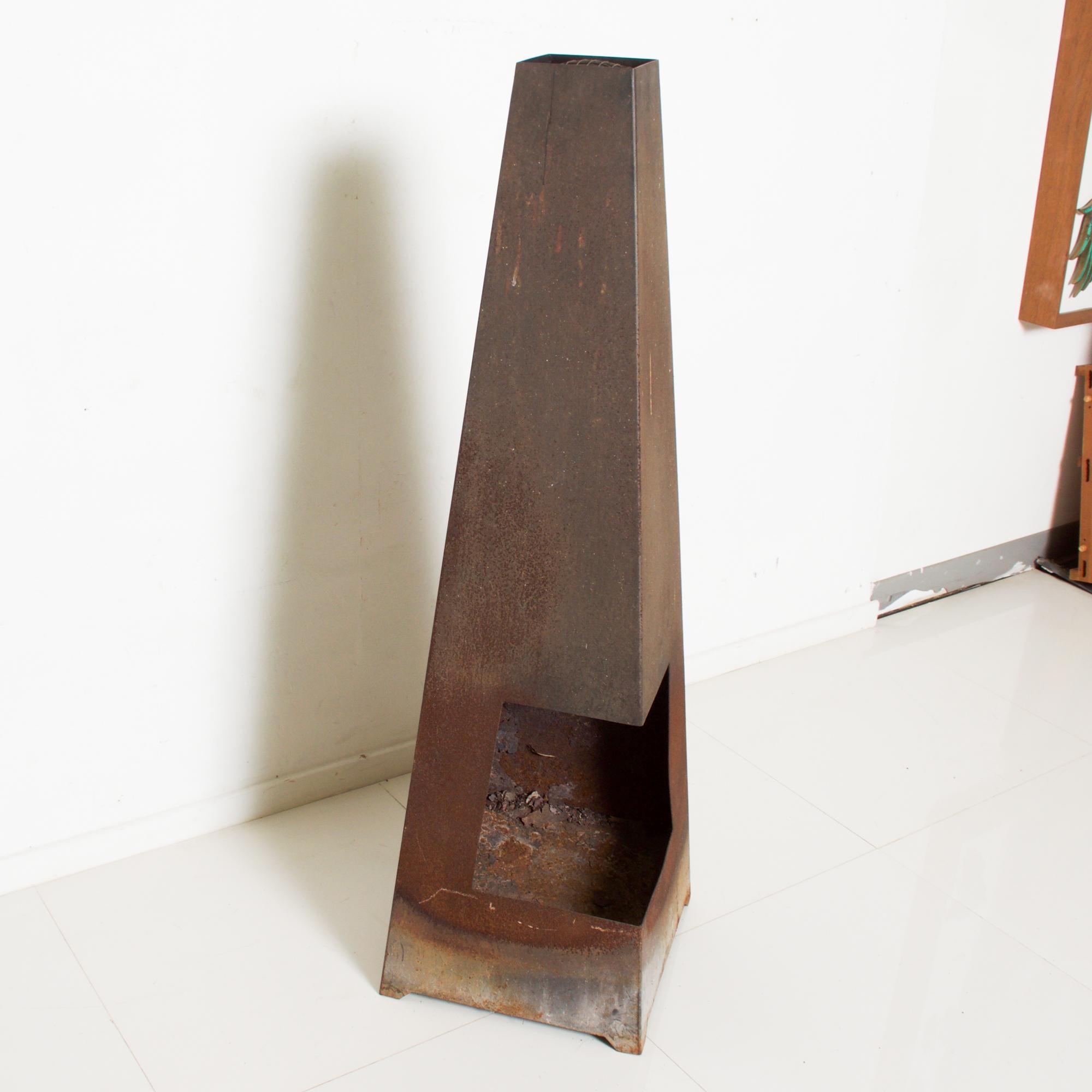 Mid-Century Modern Pyramid Fireplace Vintage Rustic Outdoor Firepit, 1970s In Fair Condition In Chula Vista, CA