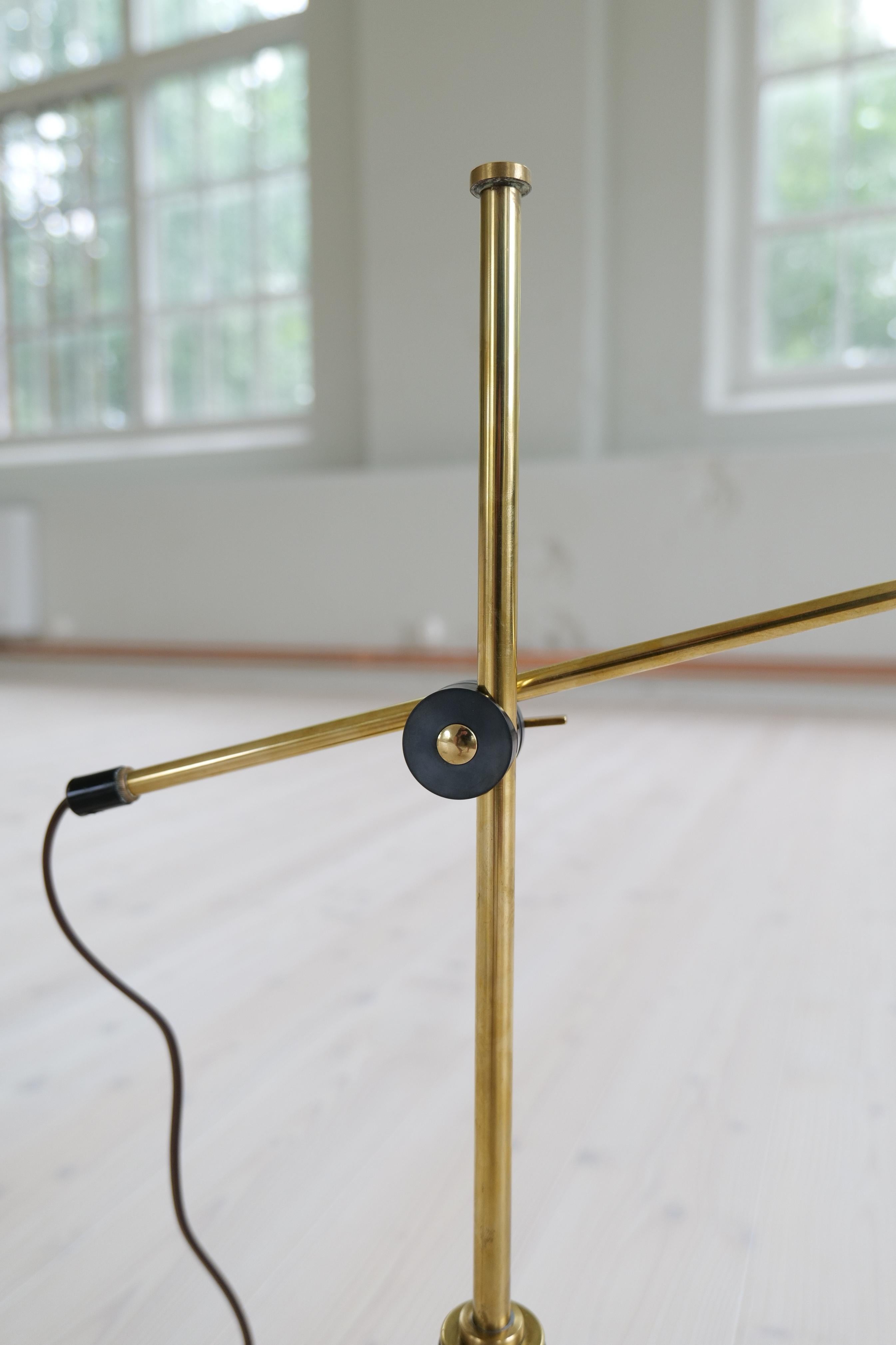 Seltene Tischlampe aus Messing und Nussbaumholz von Einar Bäckström, Schweden, Mitte des Jahrhunderts im Angebot 4