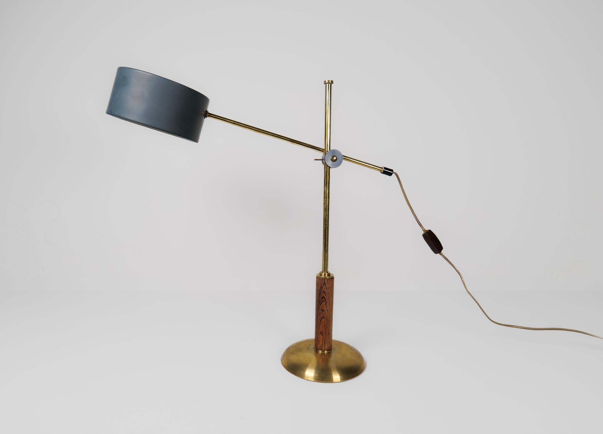 Midcentury Modern Rare Brass and Walnut Table Lamp by Einar Bäckström, Sweden For Sale 5