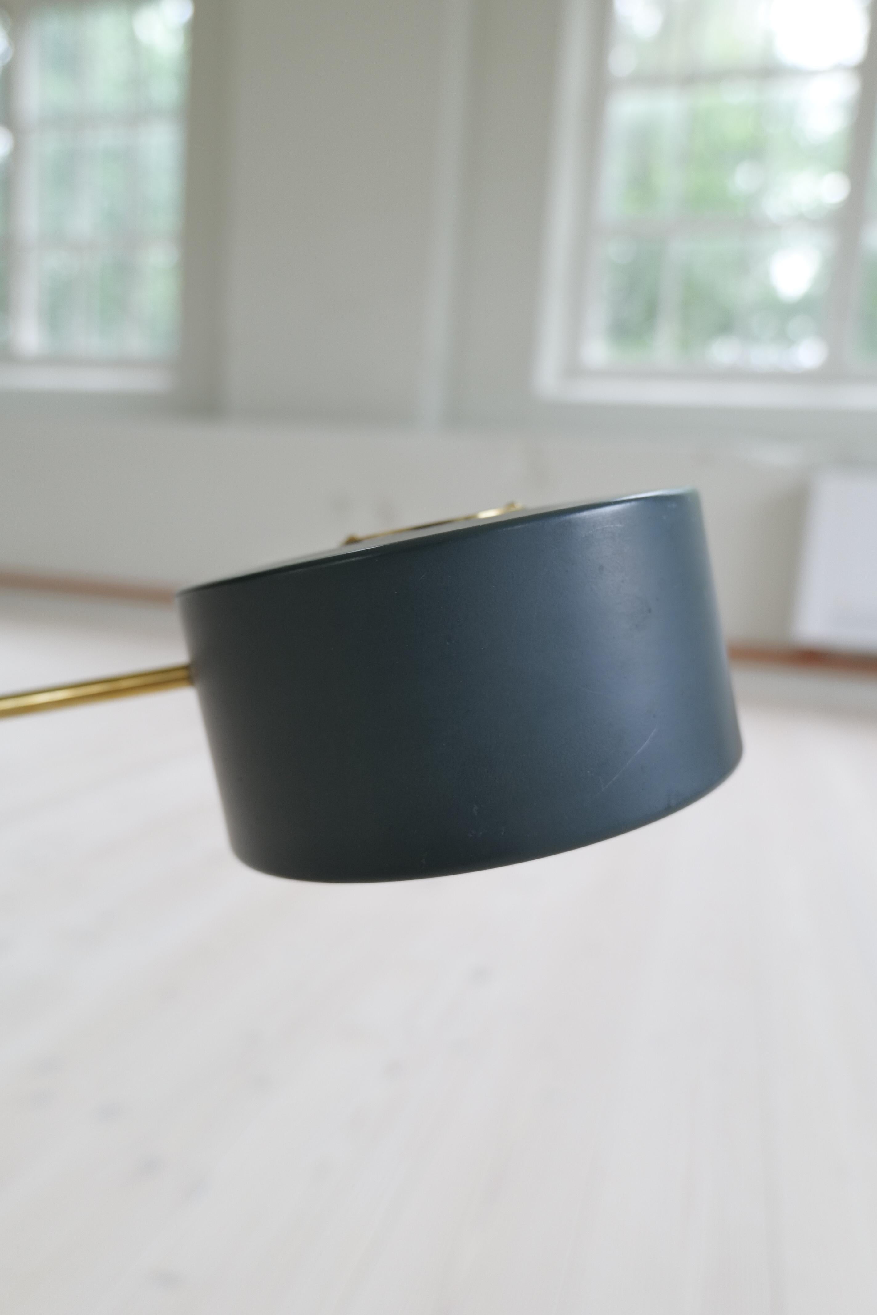 Seltene Tischlampe aus Messing und Nussbaumholz von Einar Bäckström, Schweden, Mitte des Jahrhunderts im Angebot 5