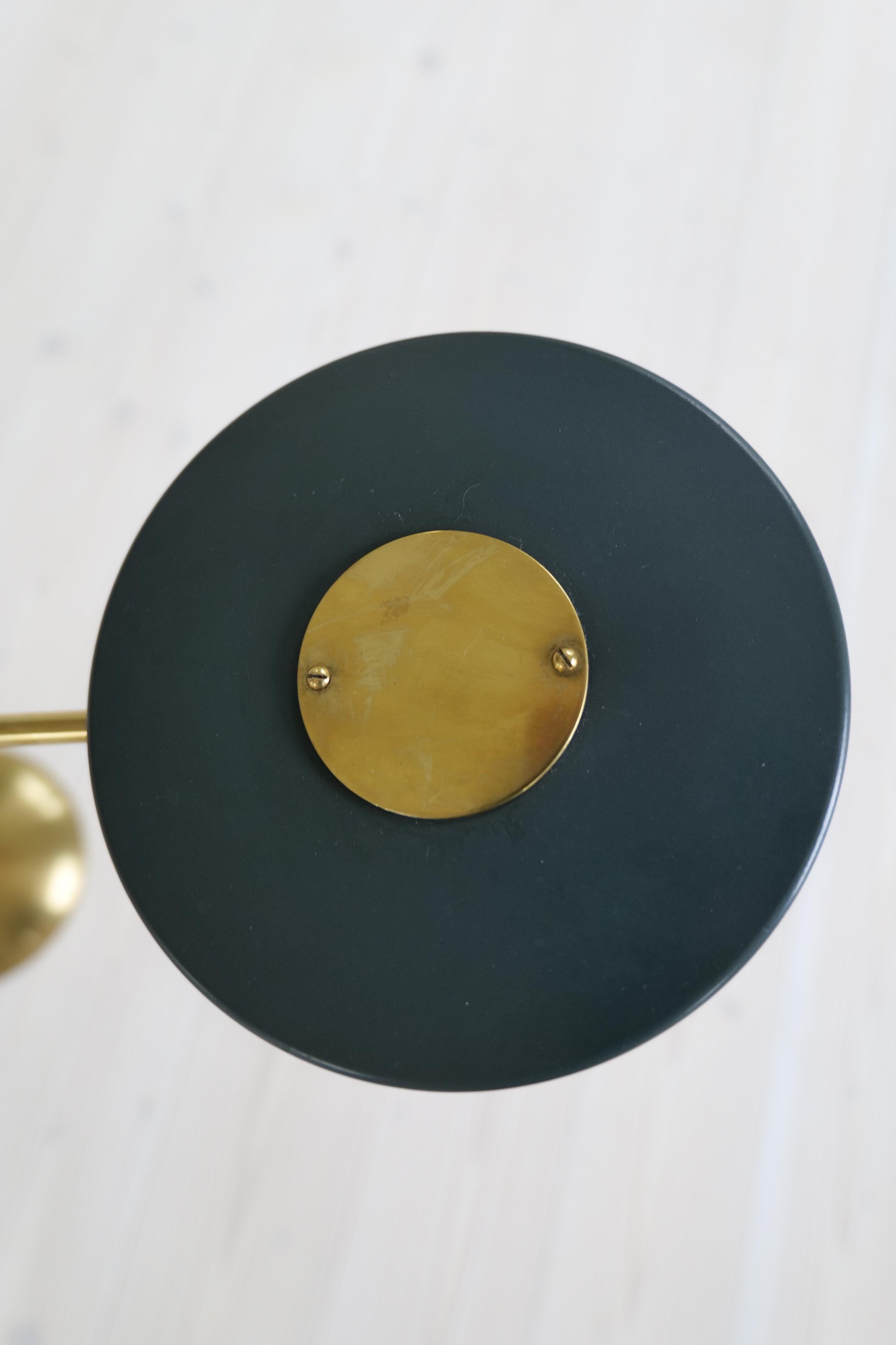 Seltene Tischlampe aus Messing und Nussbaumholz von Einar Bäckström, Schweden, Mitte des Jahrhunderts im Angebot 6