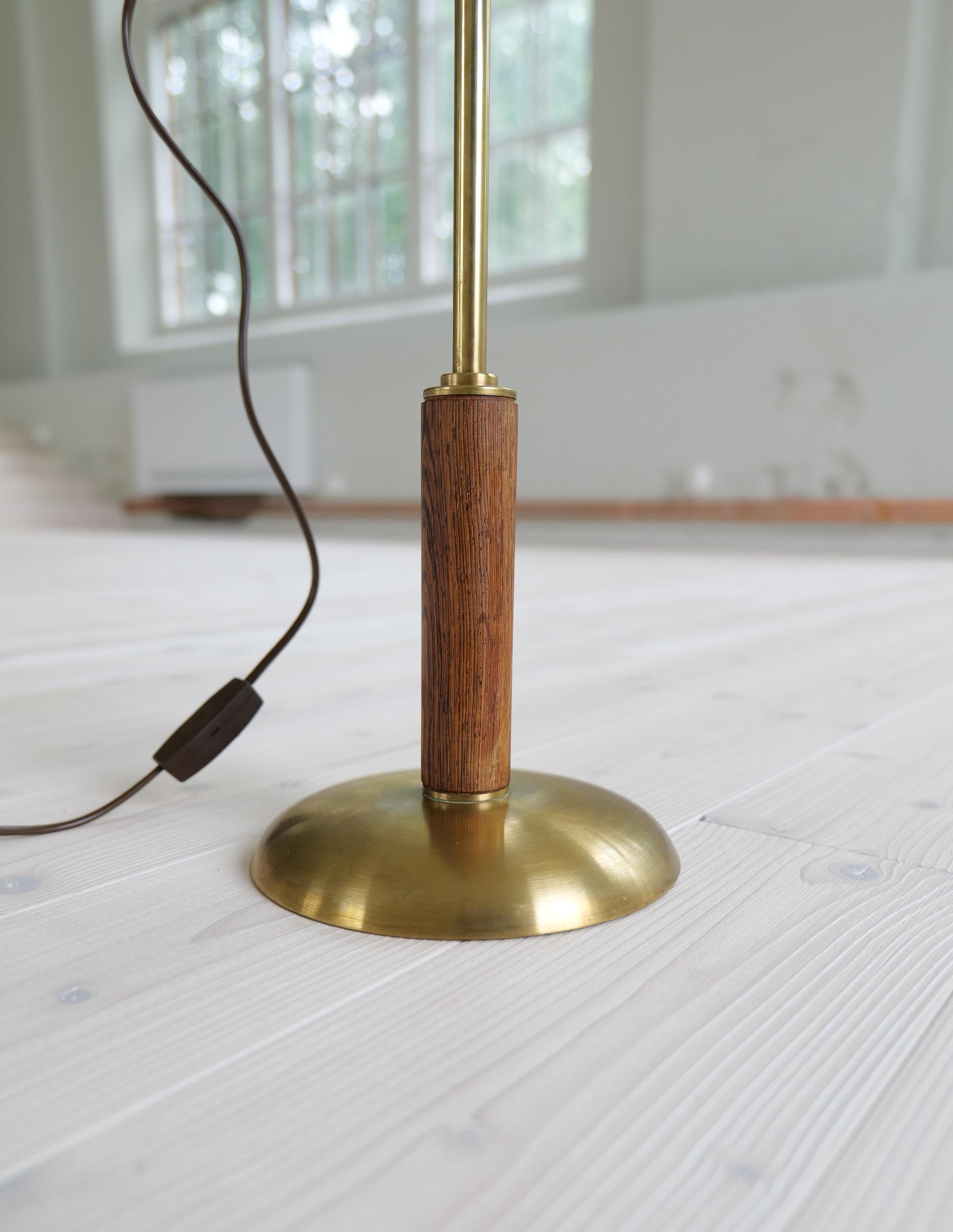 Seltene Tischlampe aus Messing und Nussbaumholz von Einar Bäckström, Schweden, Mitte des Jahrhunderts im Angebot 7