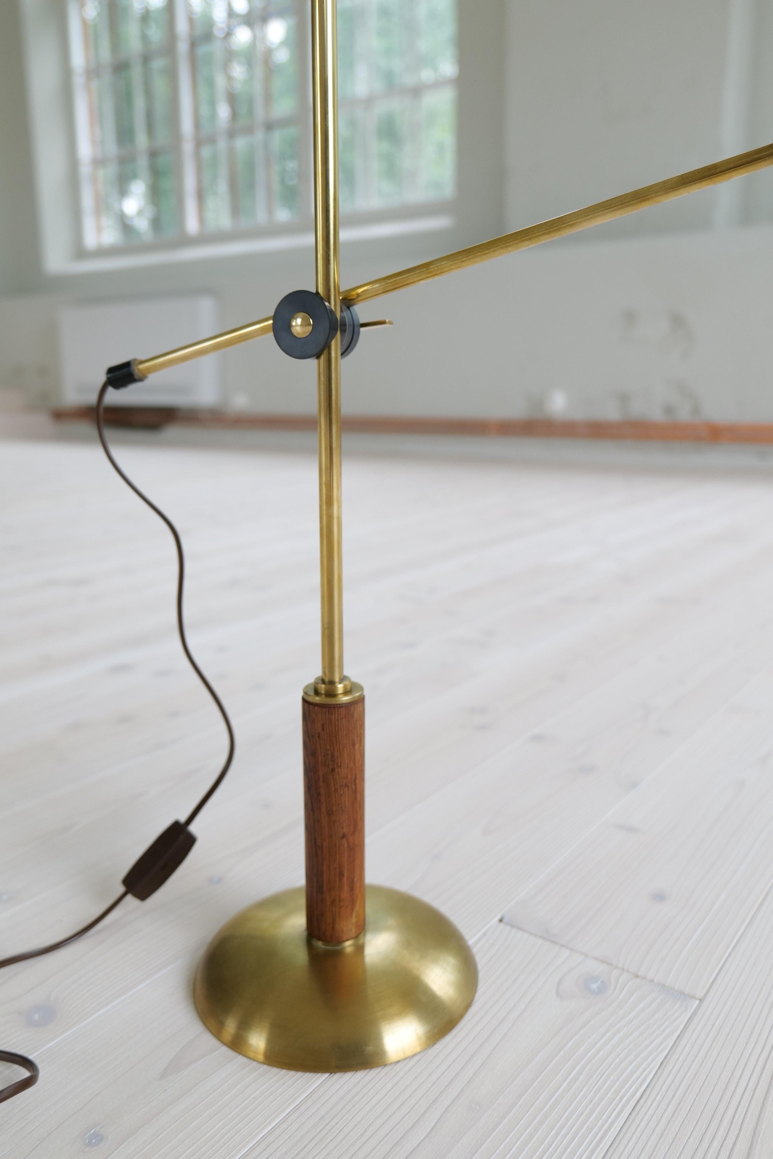 Seltene Tischlampe aus Messing und Nussbaumholz von Einar Bäckström, Schweden, Mitte des Jahrhunderts im Angebot 8