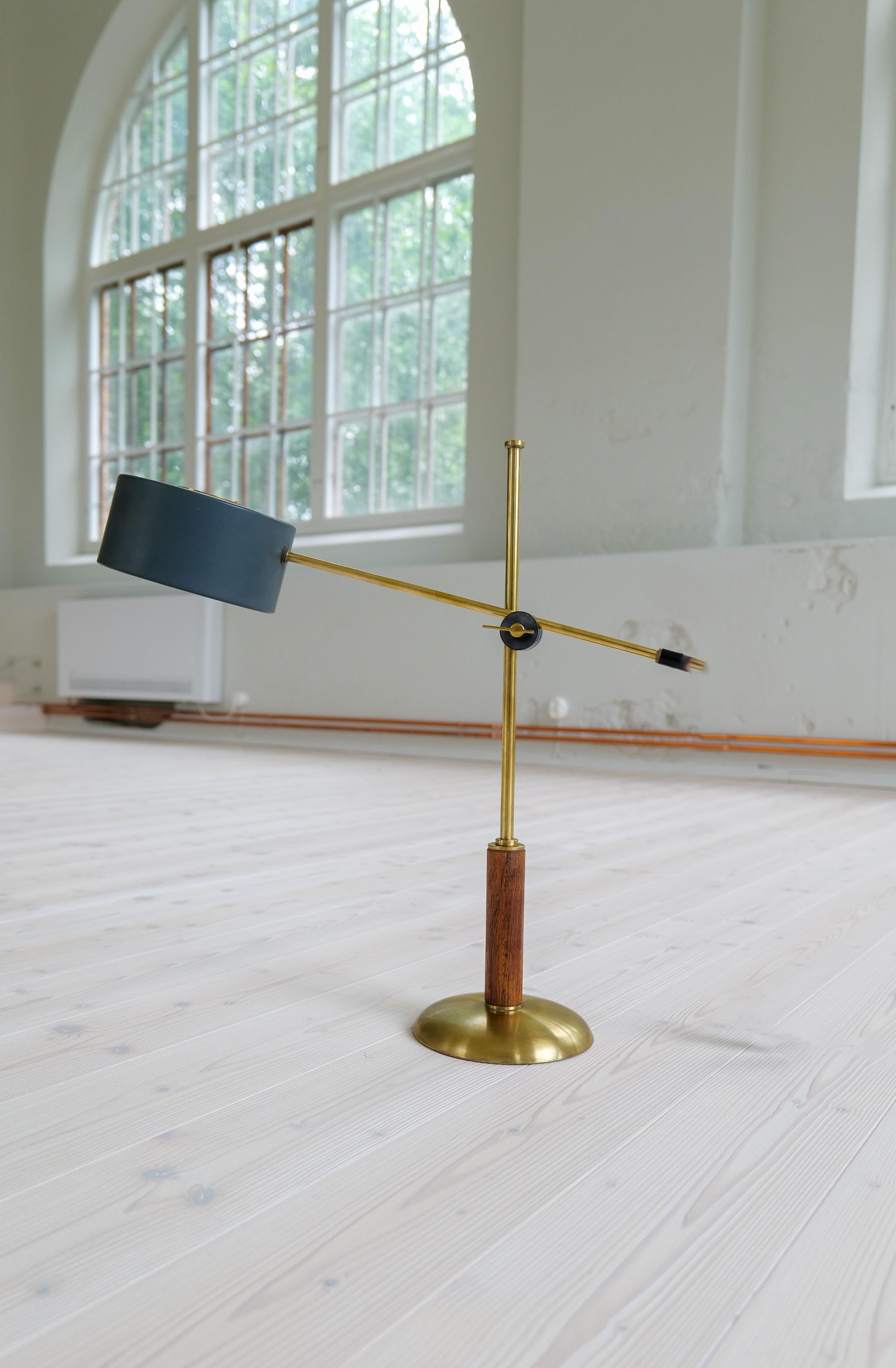 Seltene Tischlampe aus Messing und Nussbaumholz von Einar Bäckström, Schweden, Mitte des Jahrhunderts im Angebot 9