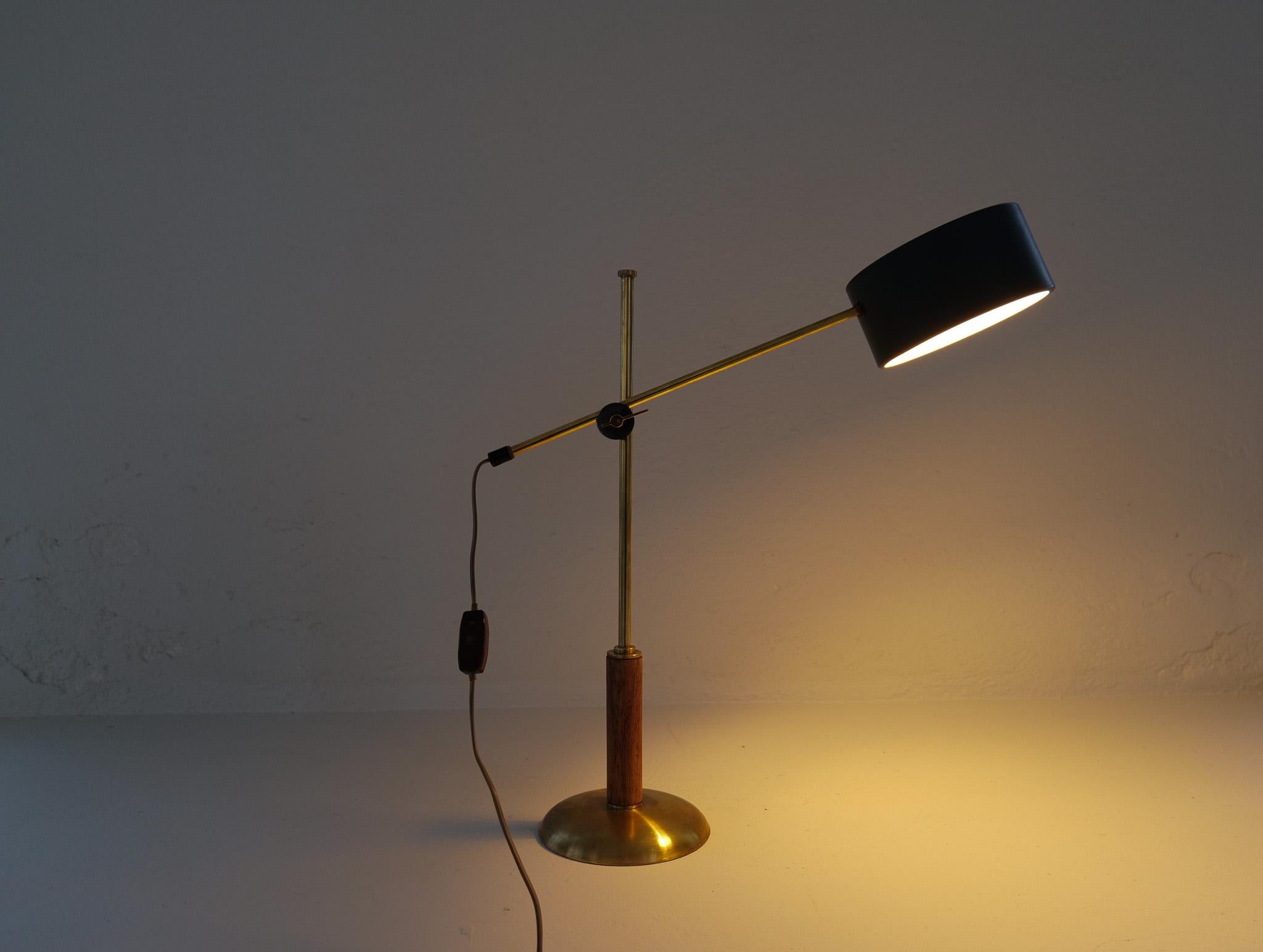 Midcentury Modern Rare Brass and Walnut Table Lamp by Einar Bäckström, Sweden For Sale 10