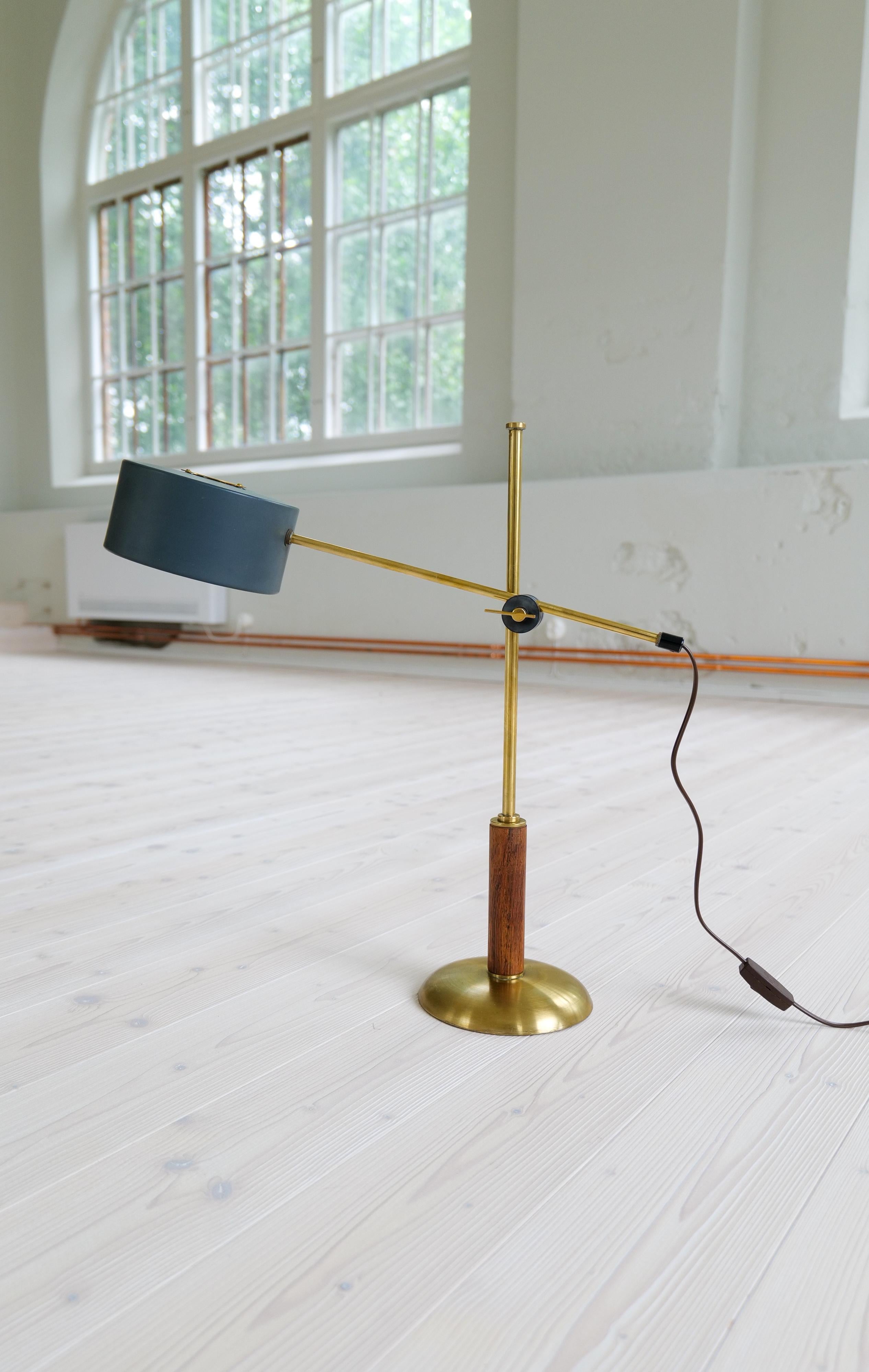 Seltene Tischlampe aus Messing und Nussbaumholz von Einar Bäckström, Schweden, Mitte des Jahrhunderts im Angebot 10