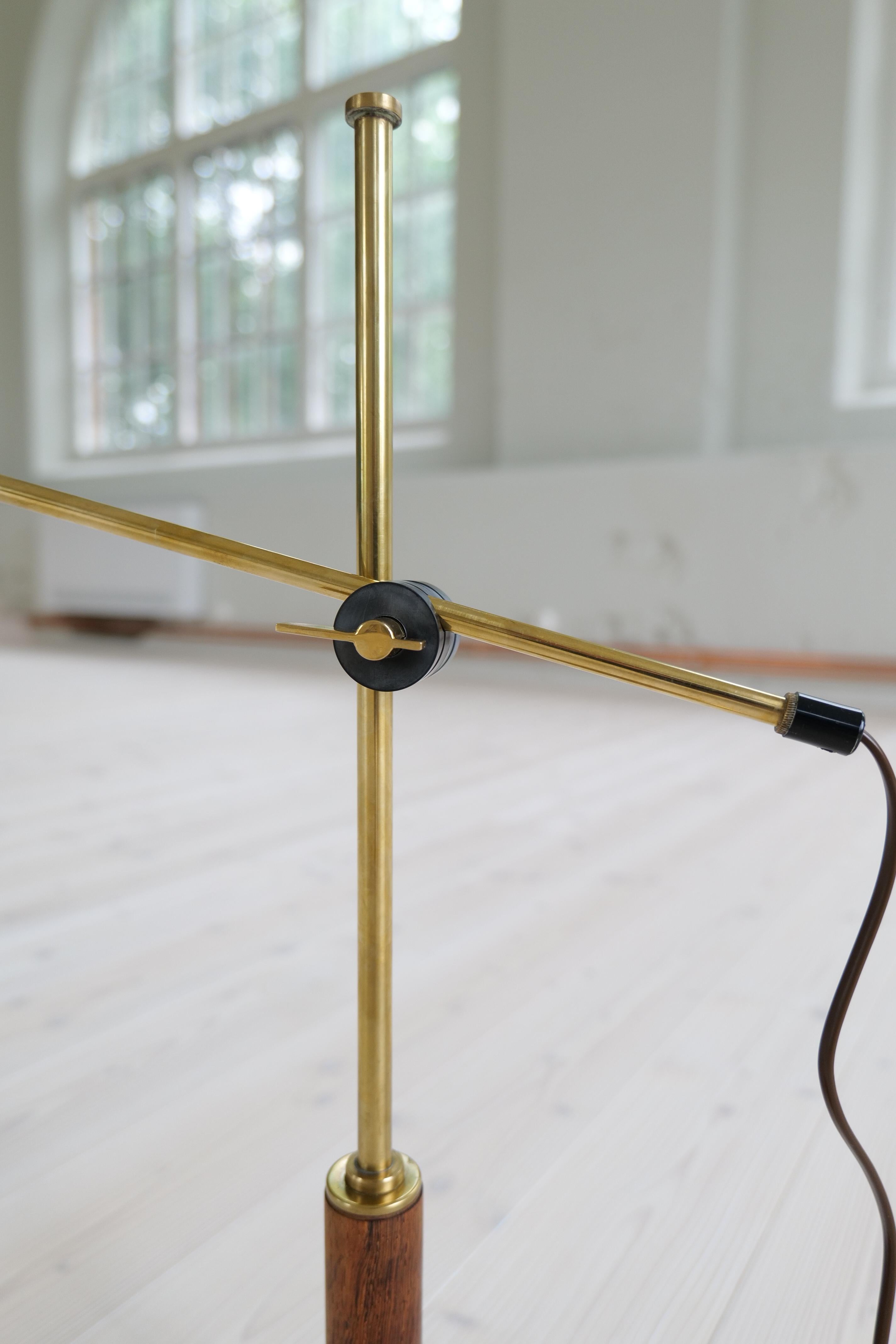 Seltene Tischlampe aus Messing und Nussbaumholz von Einar Bäckström, Schweden, Mitte des Jahrhunderts im Angebot 11