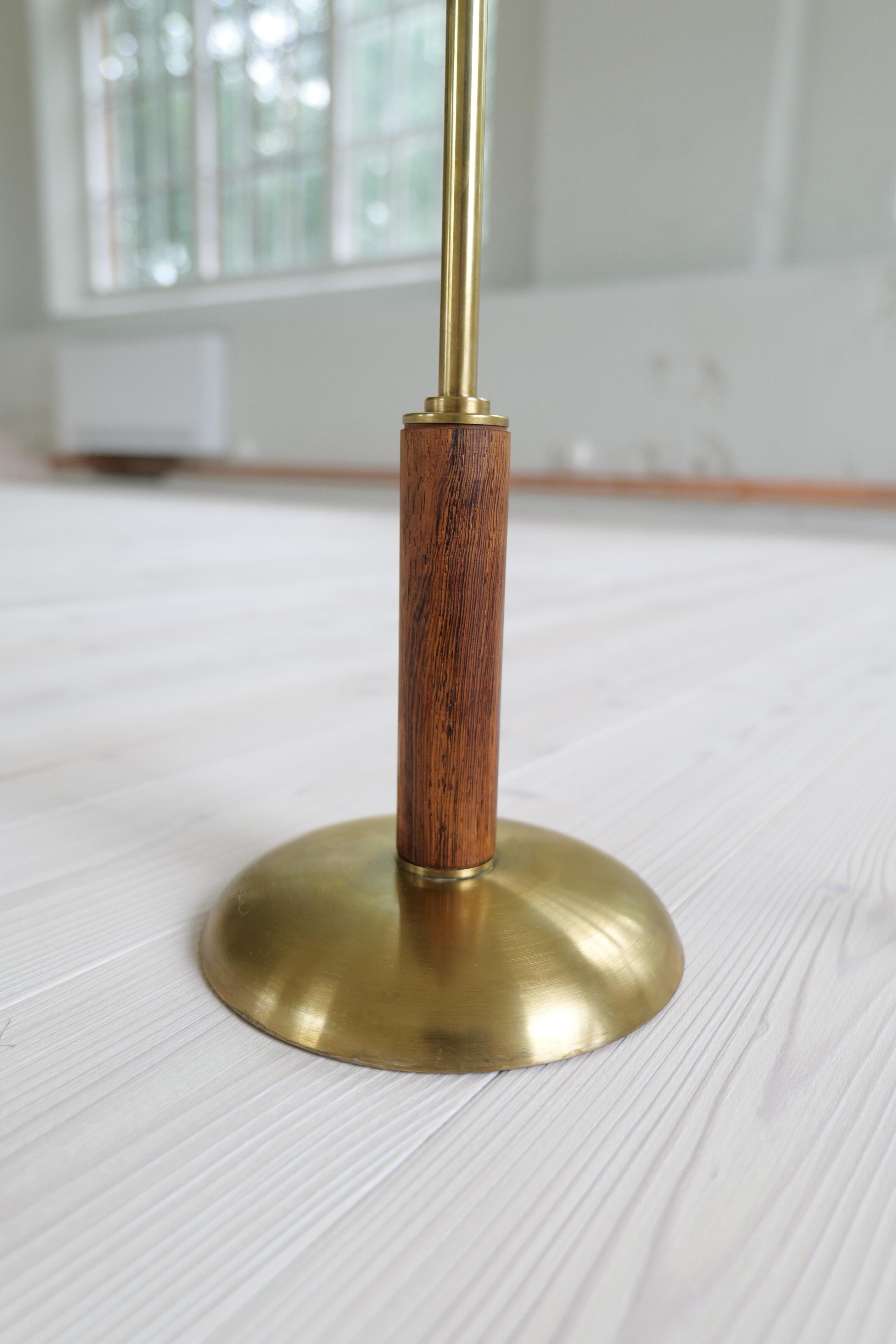Seltene Tischlampe aus Messing und Nussbaumholz von Einar Bäckström, Schweden, Mitte des Jahrhunderts im Angebot 12