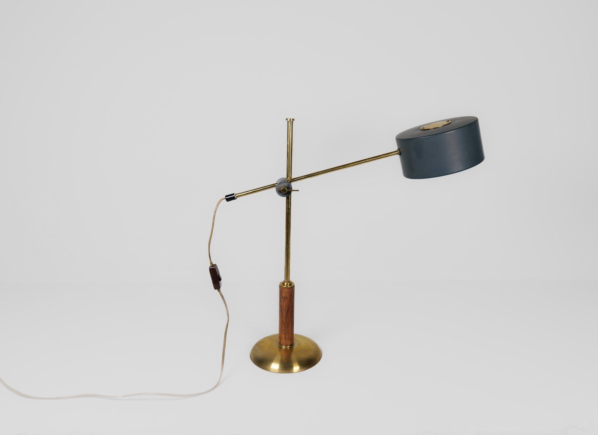 Mid-Century Modern Lampe de table en laiton et noyer d'Einar Bäckström, Suède, The Moderns Modernity en vente