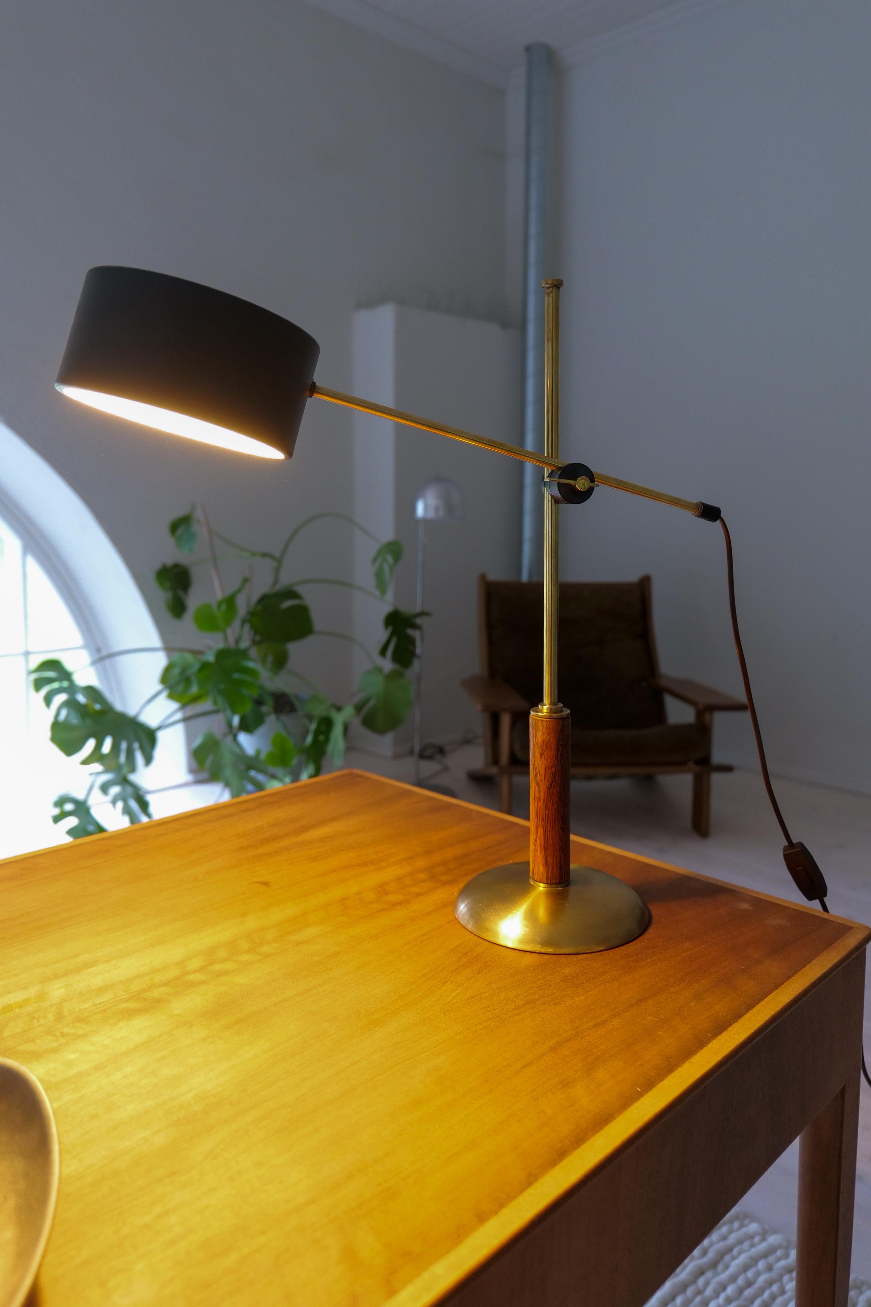 Seltene Tischlampe aus Messing und Nussbaumholz von Einar Bäckström, Schweden, Mitte des Jahrhunderts (Moderne der Mitte des Jahrhunderts) im Angebot