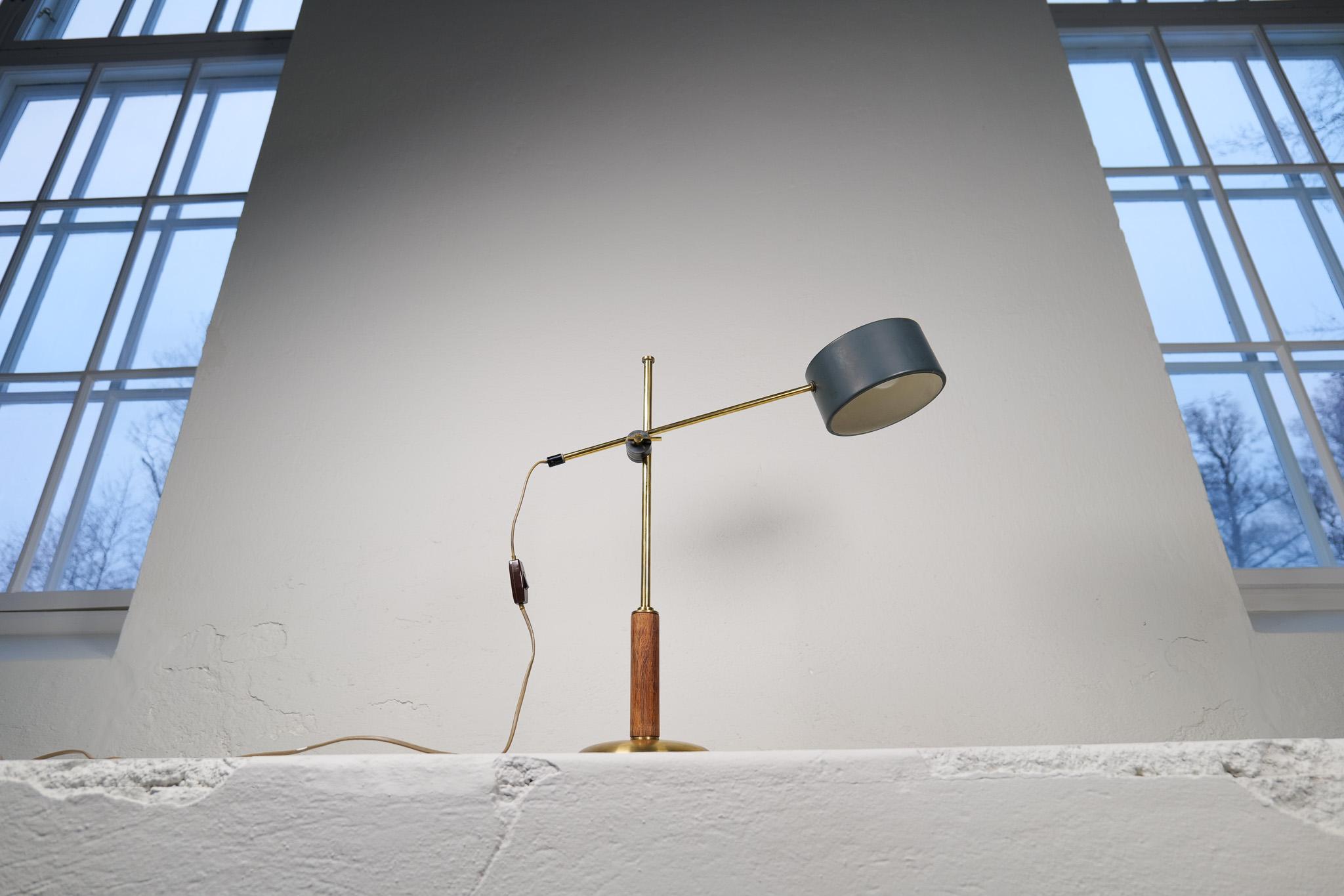 Swedish Midcentury Modern Rare Brass and Walnut Table Lamp by Einar Bäckström, Sweden For Sale